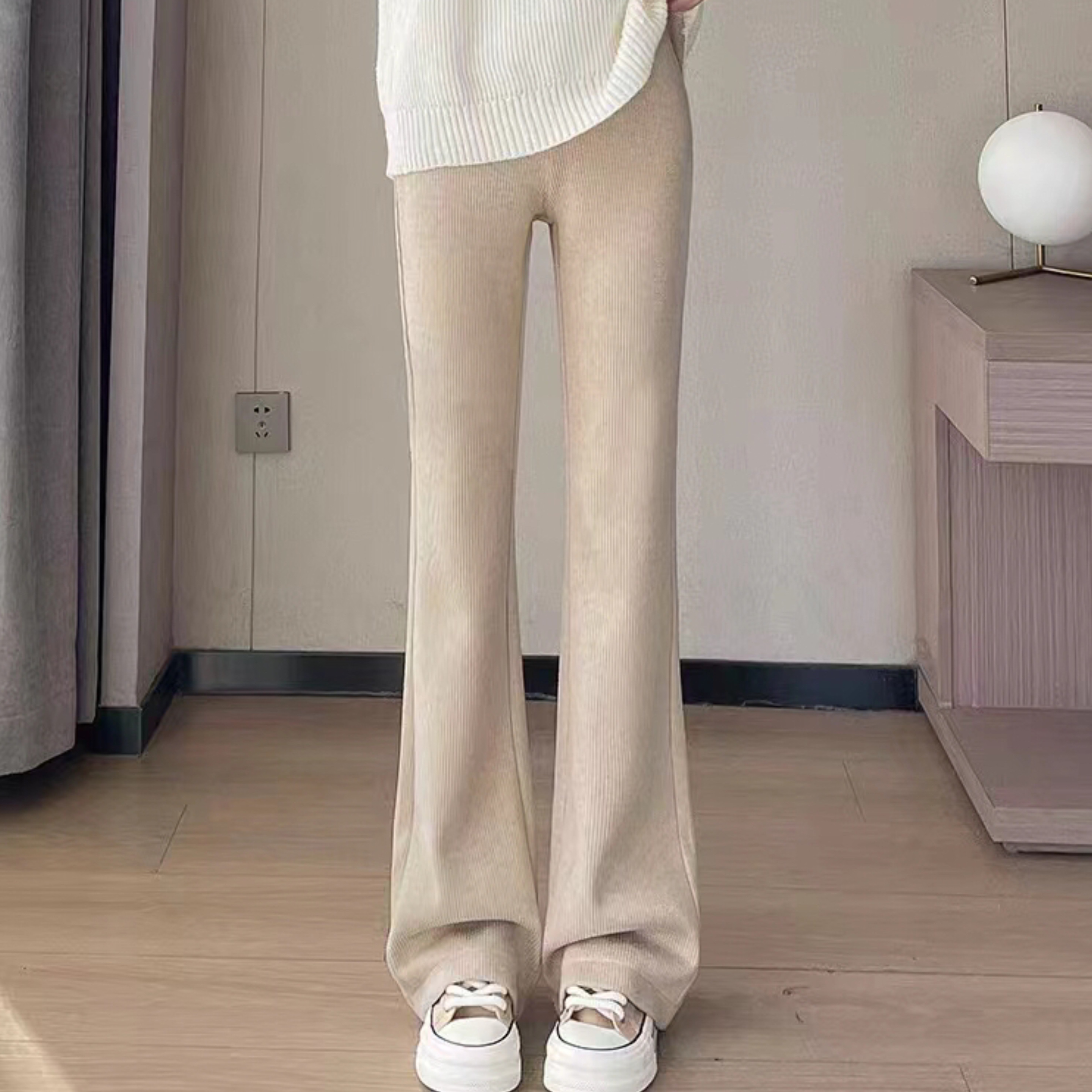 The new product is now available for the Spring and autumn 2024 season: Women's trousers with a slightly flared and slimming style, a fashionable and trendy look