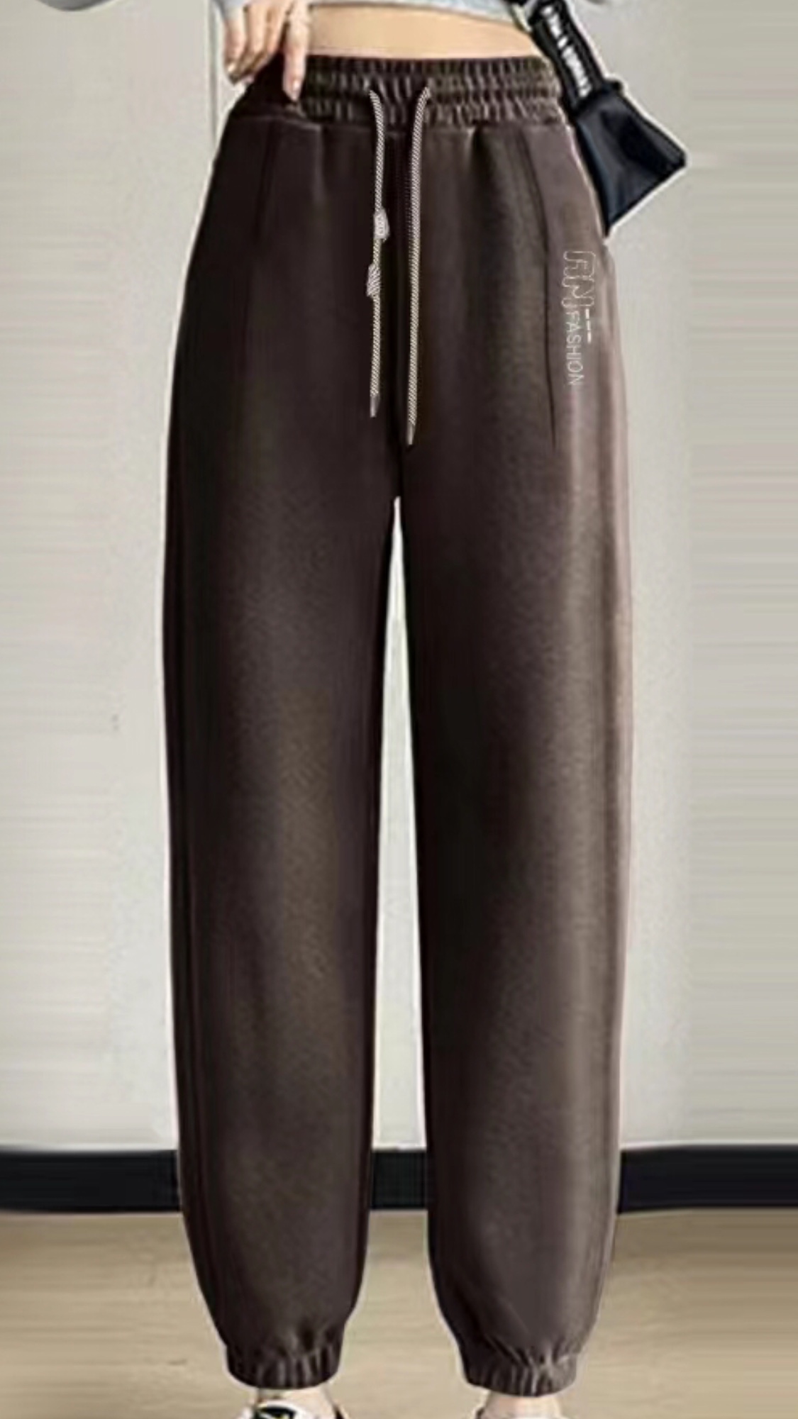 New arrivals for Spring and Autumn 2024: Coffee-colored women's sportswear and casual pants, a fashionable and trendy style details Picture