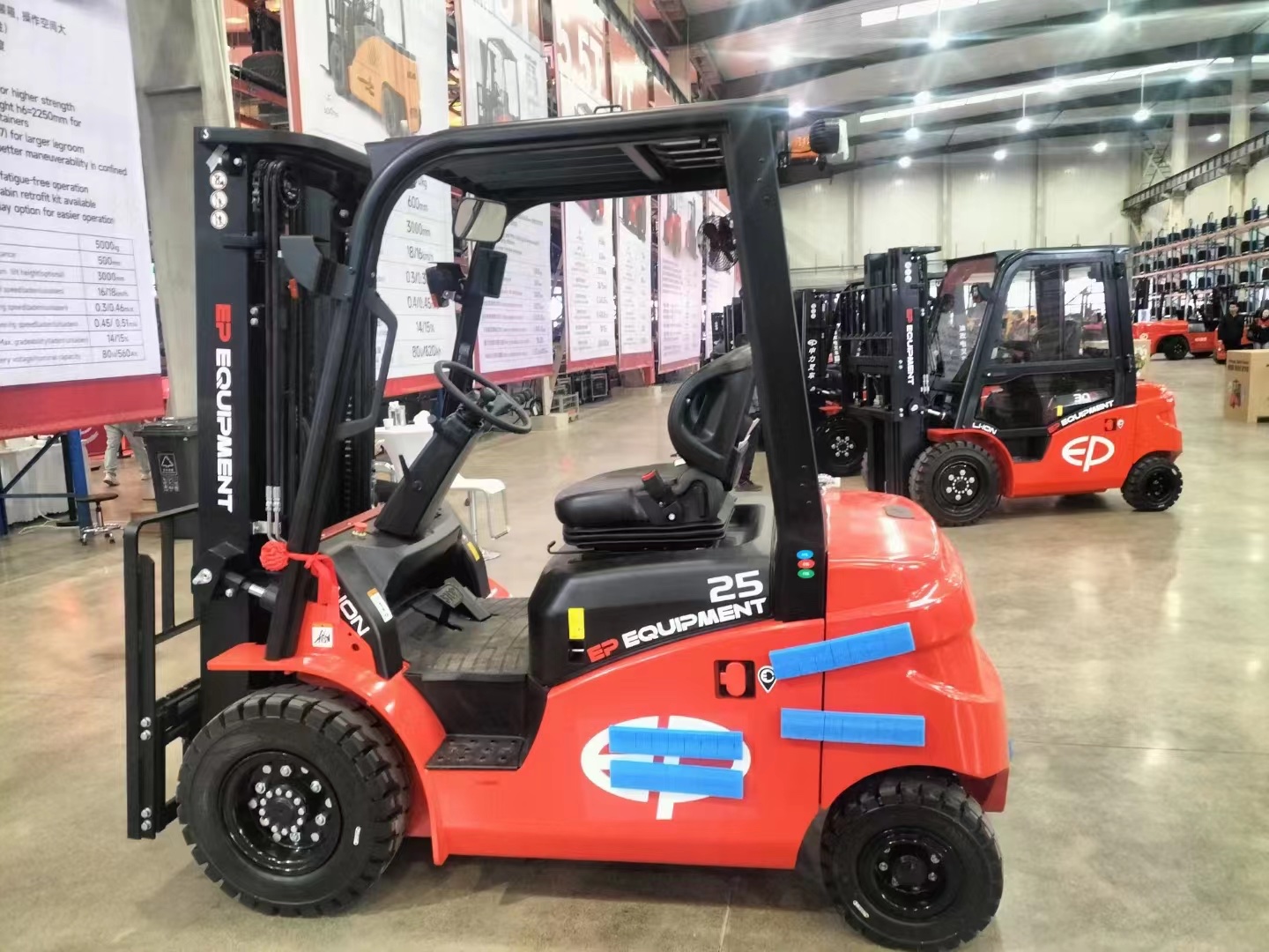 Electric hydraulic four-wheel drive stacker, unloading forklift, small-scale handling, new energy loading and unloading handling Application Scenario