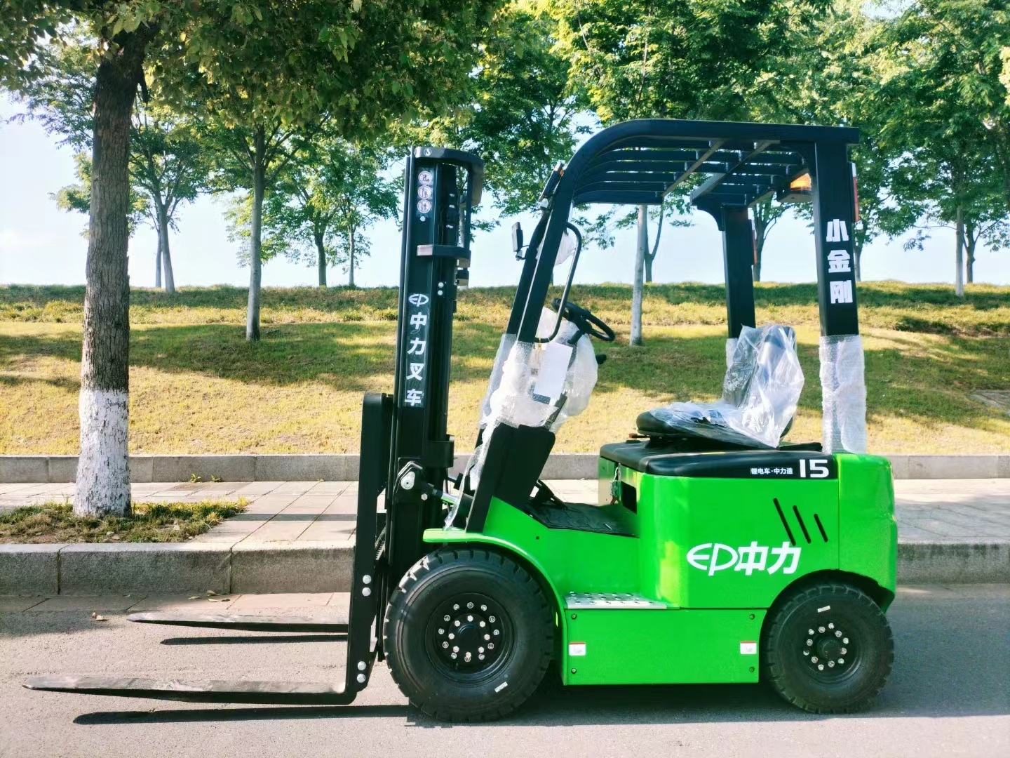 Electric hydraulic four-wheel drive stacker, unloading forklift, small-scale handling, new energy loading and unloading handling Item Picture
