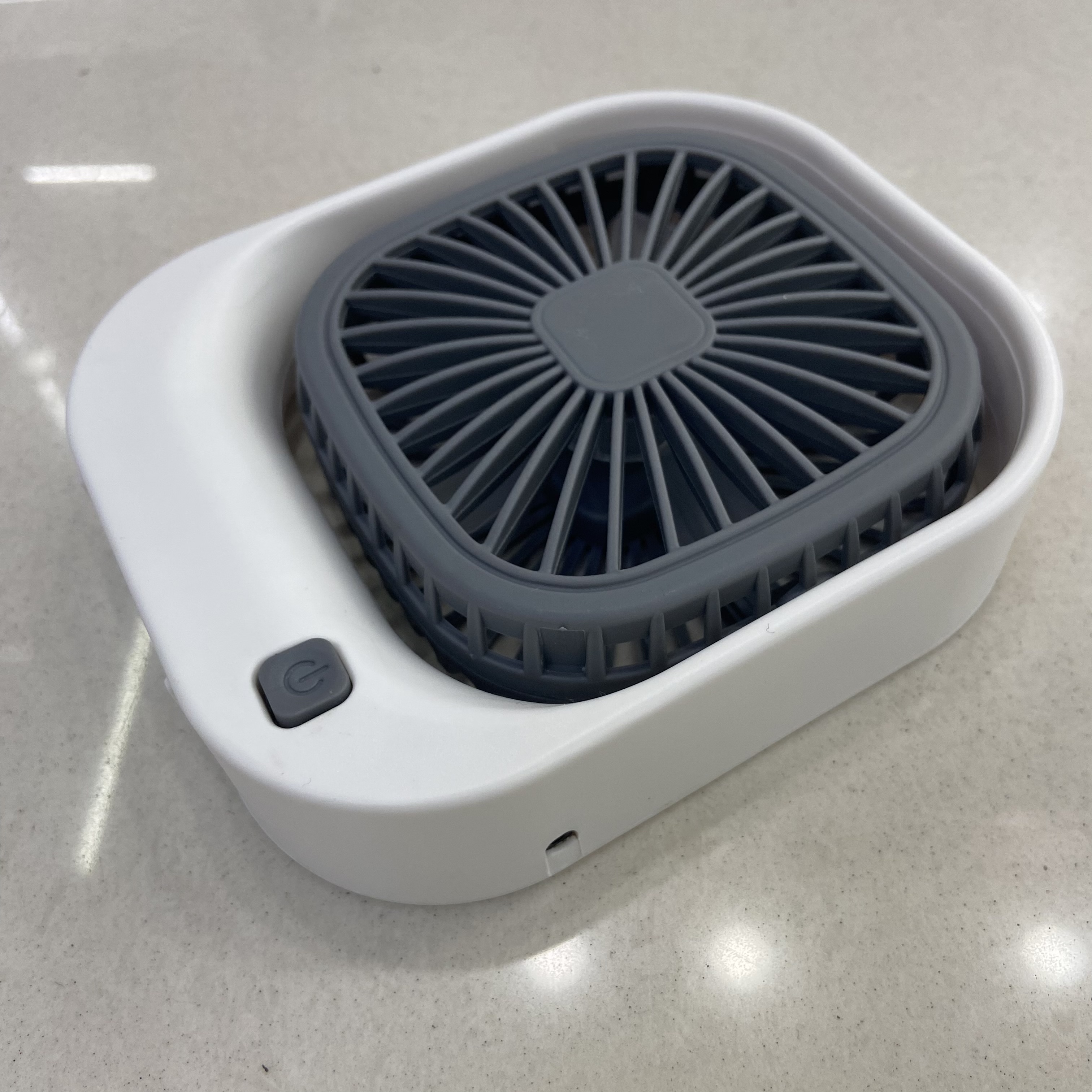 Desktop Desktop Small Fan Usb Charging Portable Large Wind Power Student Dormitory Office Fan Application Scenario