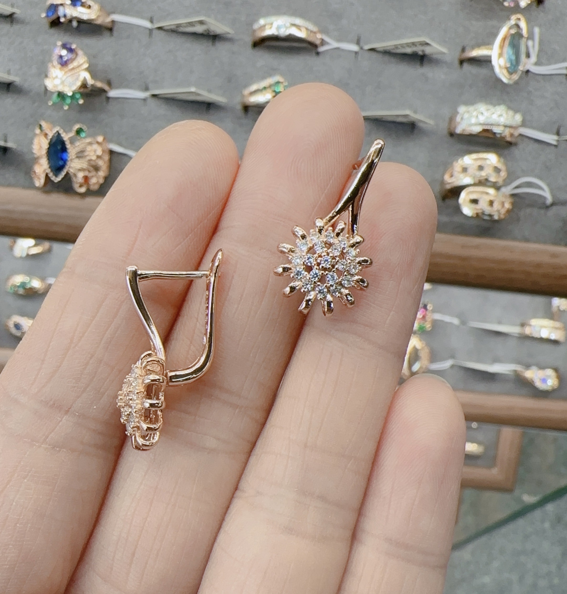 Gulkina genuine gold color-retaining electroplated jewelry earrings, cross-border direct supply, Italian-style small Daisy micro-inset crystal stud earrings, zircon earrings, Russian European and American 585 purple gold earrings details Picture