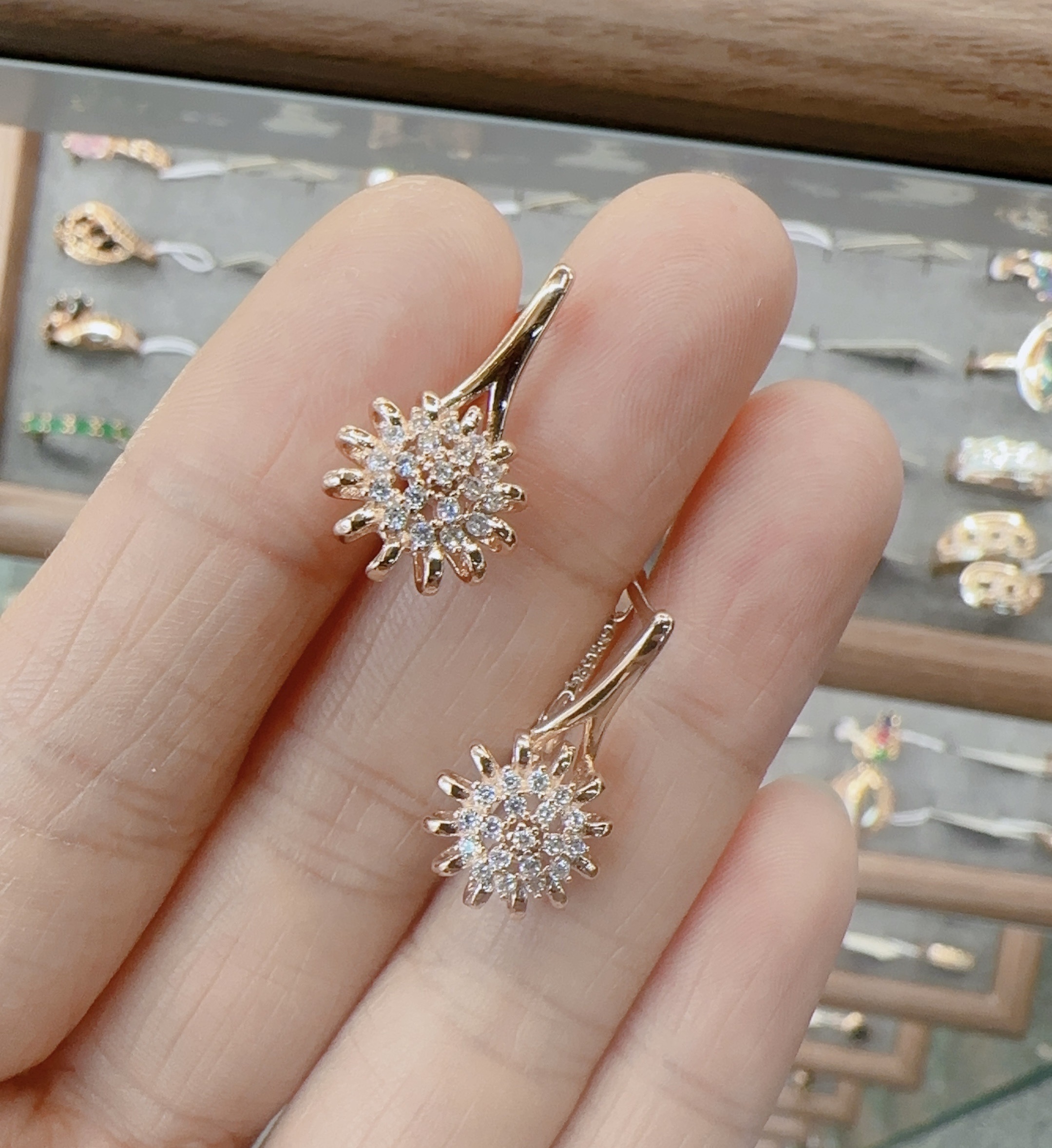 Gulkina真金保色电镀饰品耳环跨境直供意大利风小雏菊微镶工艺水晶耳钉锆石耳环俄罗斯欧美585紫金耳饰