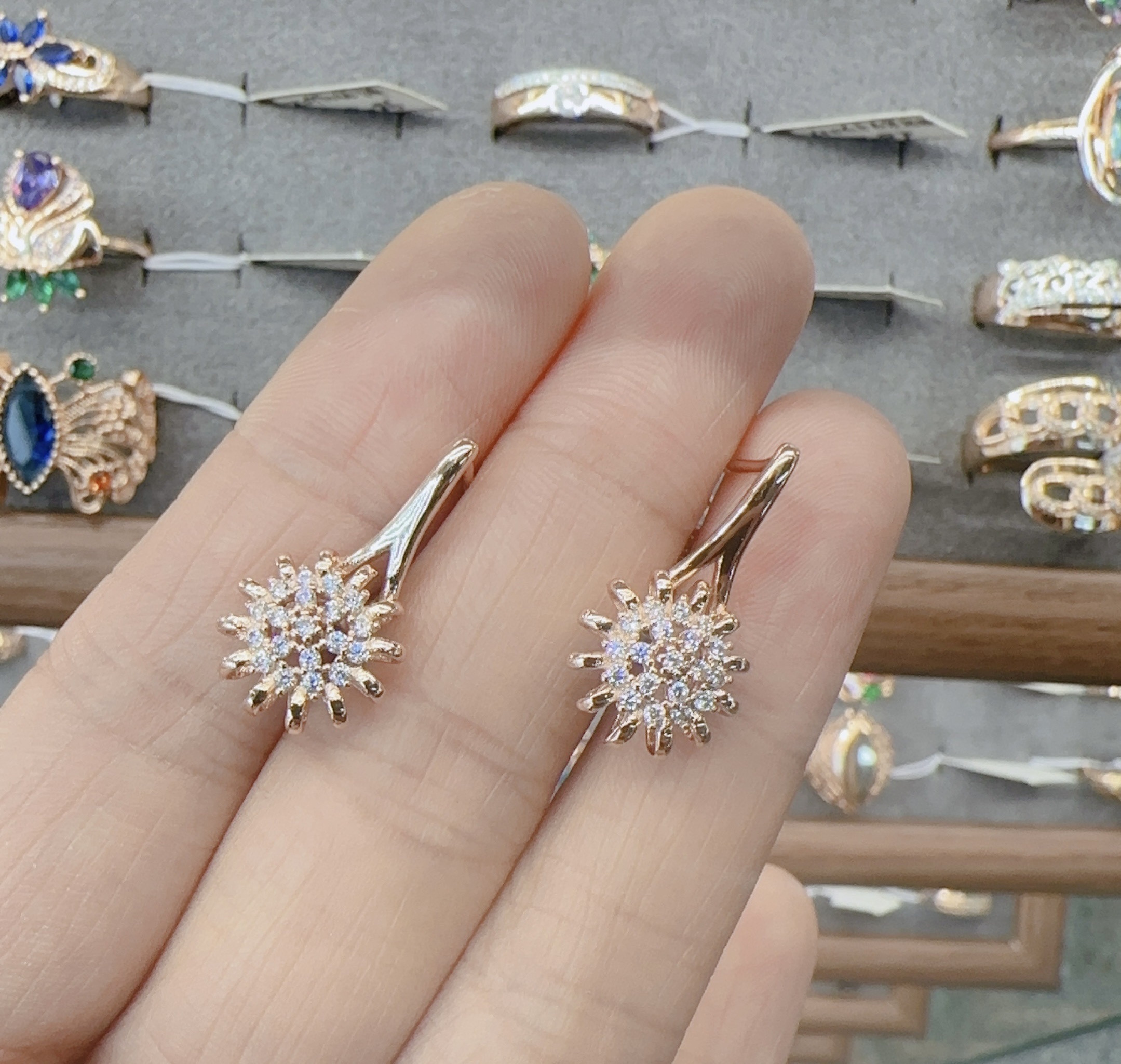 Gulkina genuine gold color-retaining electroplated jewelry earrings, cross-border direct supply, Italian-style small Daisy micro-inset crystal stud earrings, zircon earrings, Russian European and American 585 purple gold earrings Application Scenario