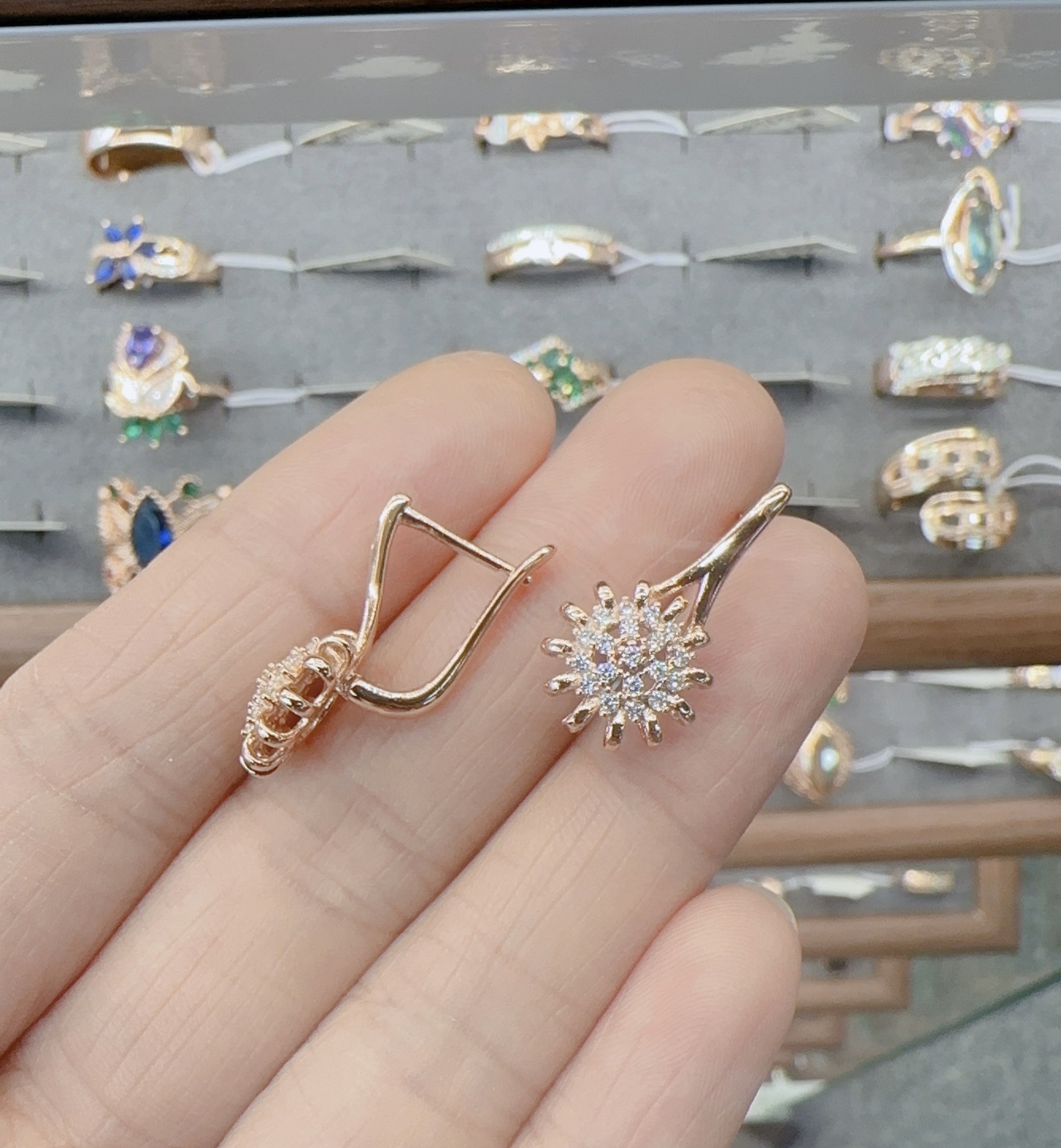 Gulkina genuine gold color-retaining electroplated jewelry earrings, cross-border direct supply, Italian-style small Daisy micro-inset crystal stud earrings, zircon earrings, Russian European and American 585 purple gold earrings Specification image