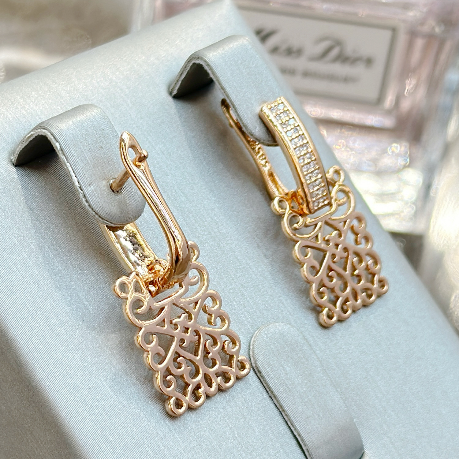 Gulkina genuine gold color-preserving jewelry e-commerce platform AliExpress wish Jewelry Zircon earrings 585 rose gold earrings, simple hollowed-out floral women's style, European, American and Russian trade earrings wholesale details Picture