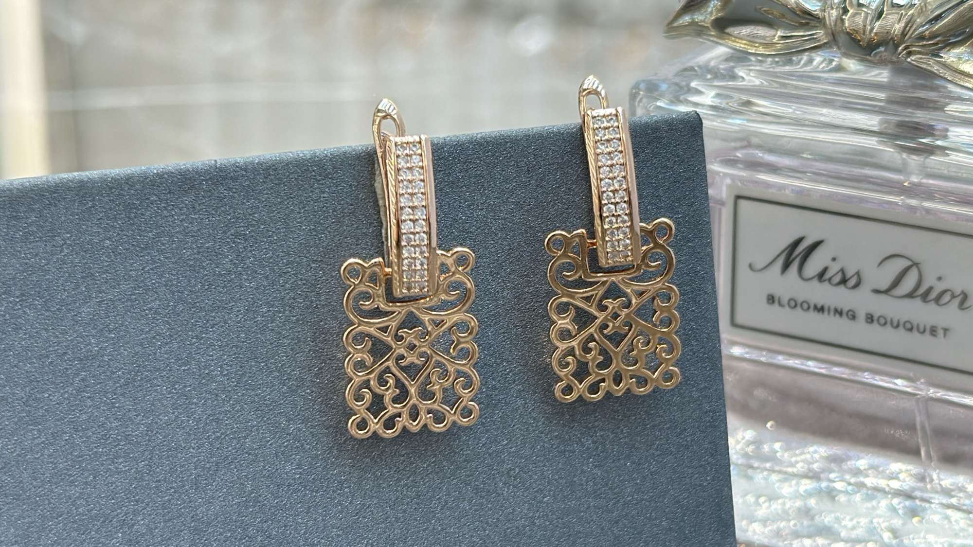 Gulkina genuine gold color-preserving jewelry e-commerce platform AliExpress wish Jewelry Zircon earrings 585 rose gold earrings, simple hollowed-out floral women's style, European, American and Russian trade earrings wholesale Specification image