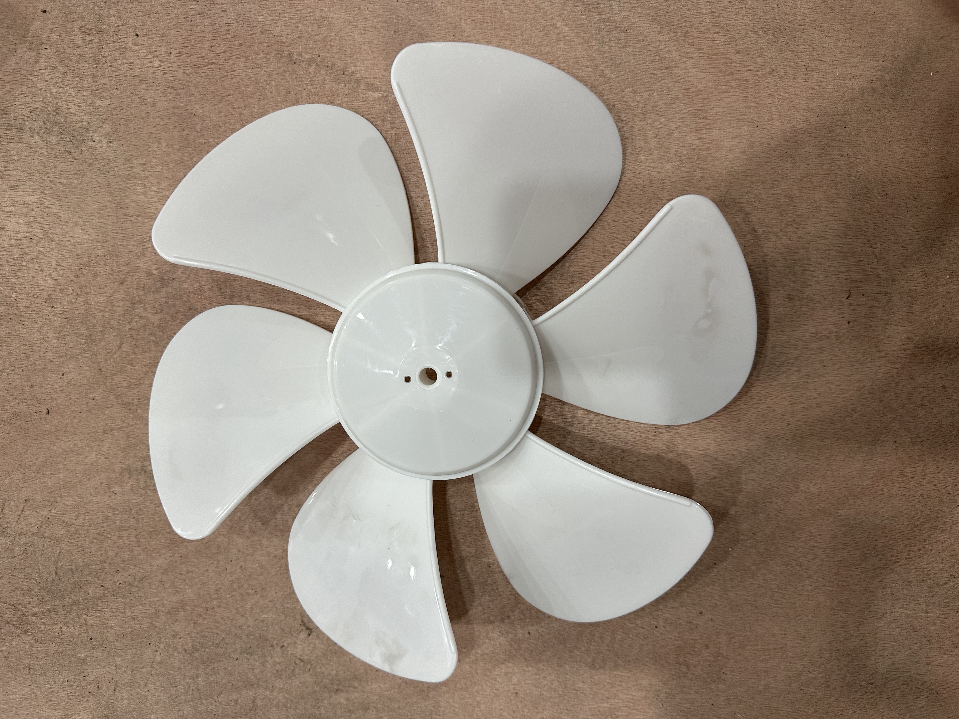 The white fan blade hair straightener head uses thickened and durable fan blades pic 3