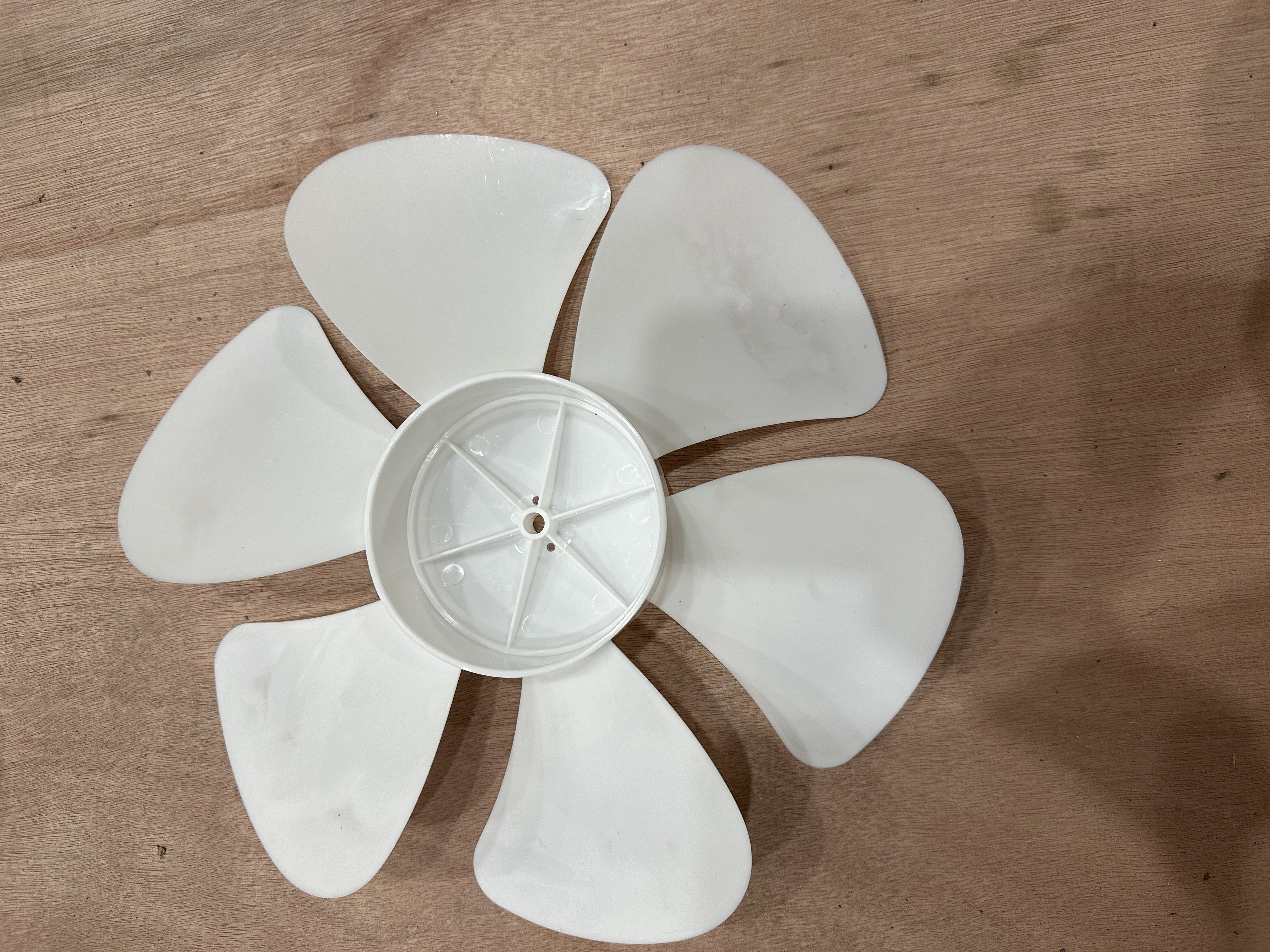 The white fan blade hair straightener head uses thickened and durable fan blades pic 2