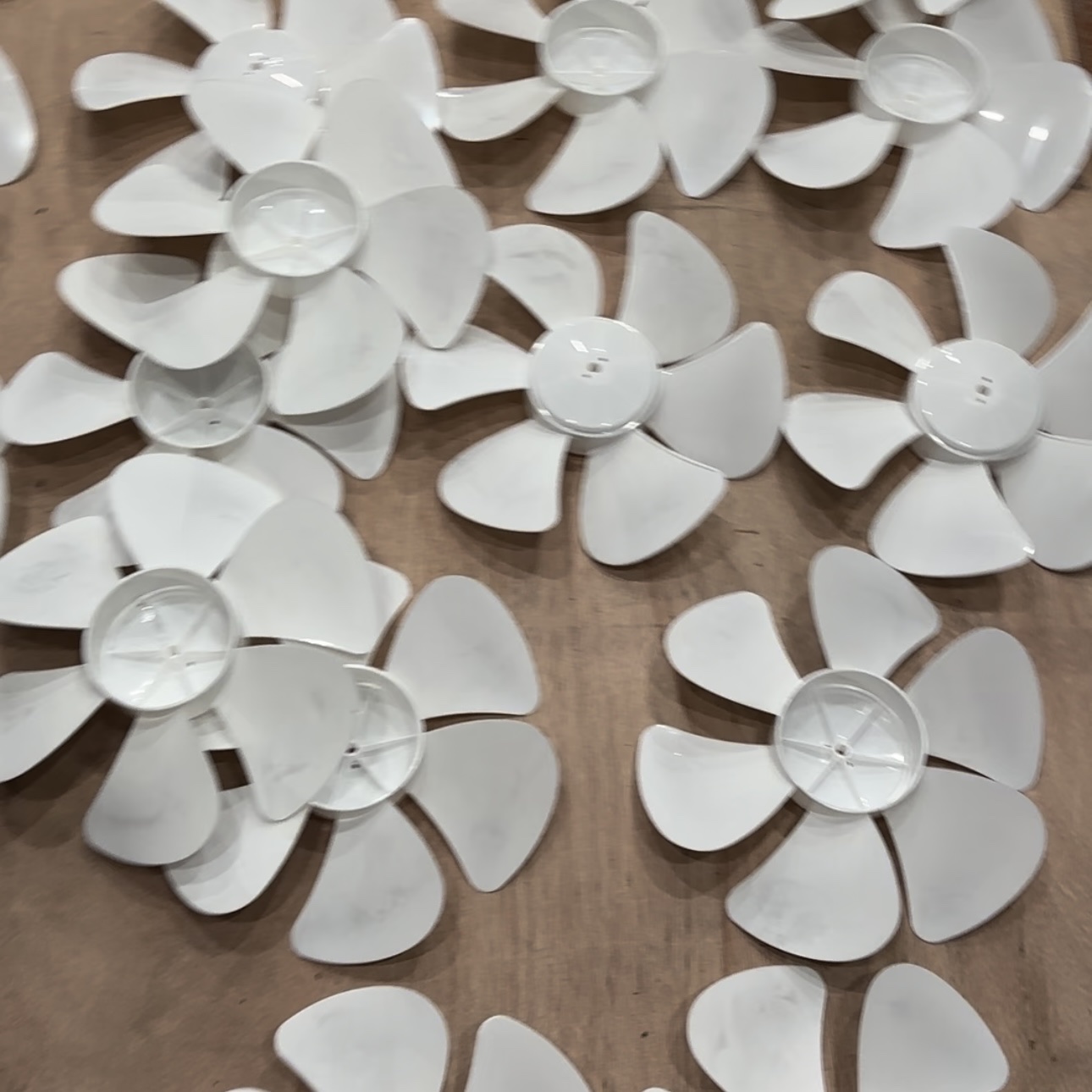The white fan blade hair straightener head uses thickened and durable fan blades pic 1