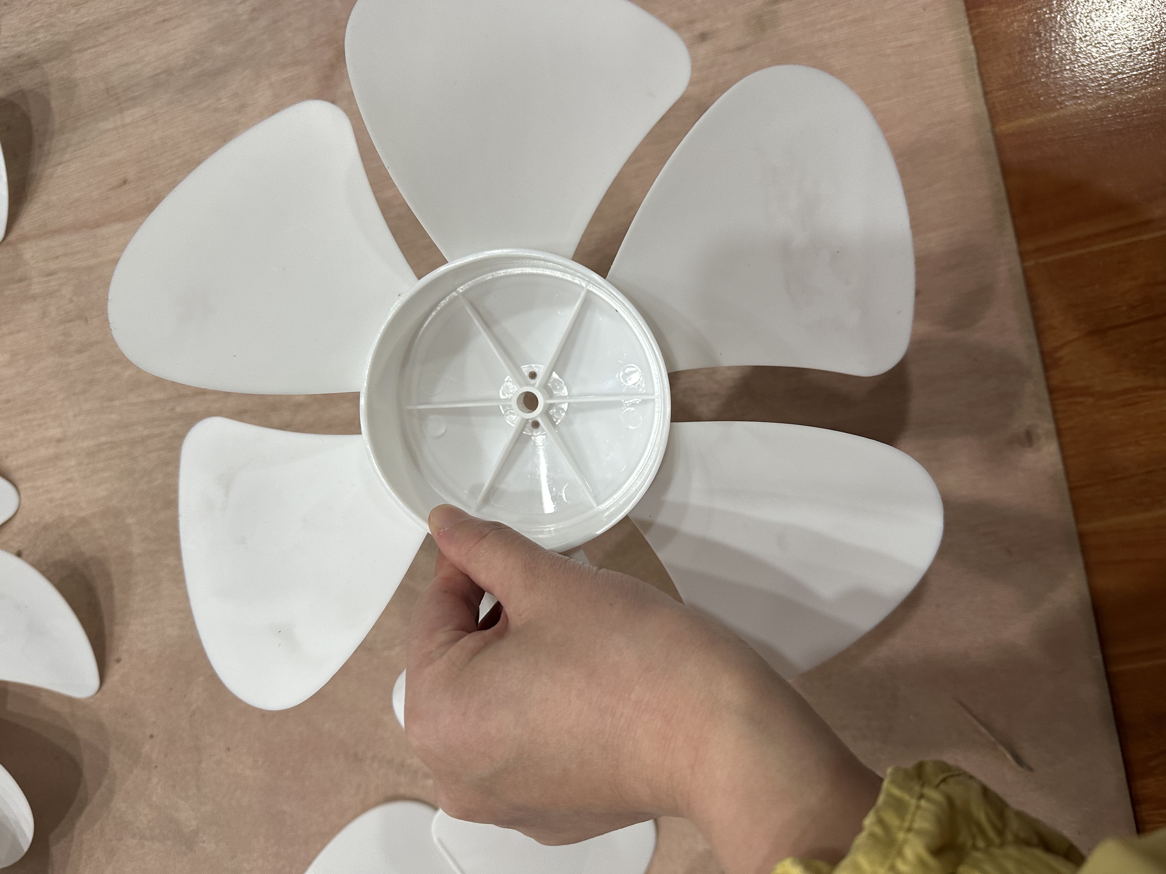 The white fan blade hair straightener head uses thickened and durable fan blades pic 4