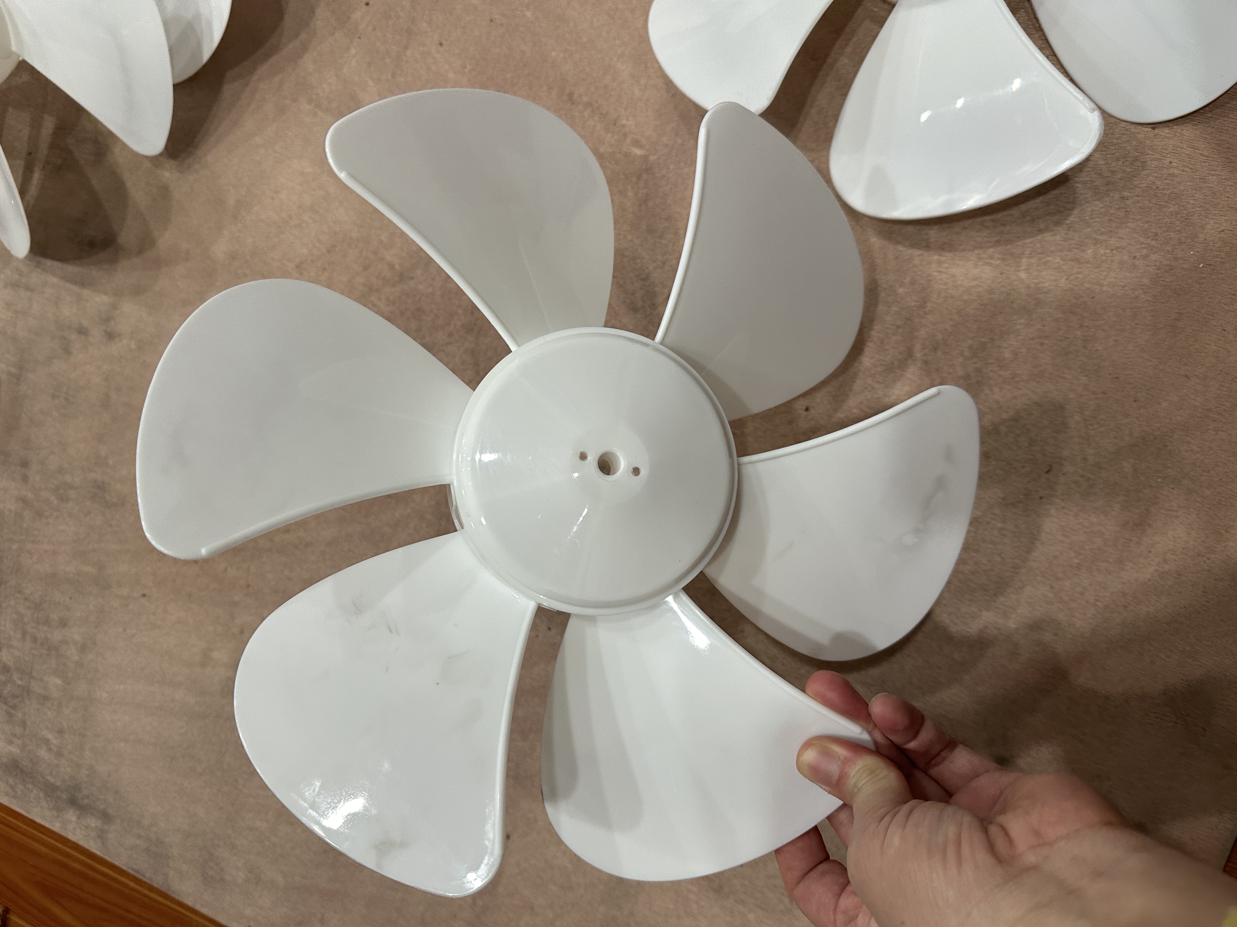 The white fan blade hair straightener head uses thickened and durable fan blades pic 5