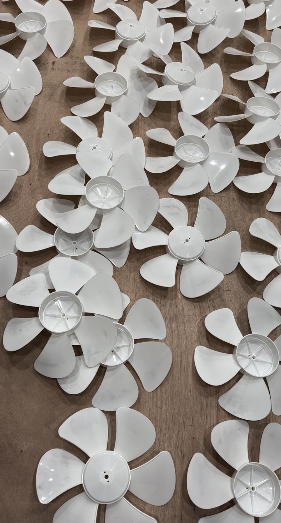 The white fan blade hair straightener head uses thickened and durable fan blades pic 7