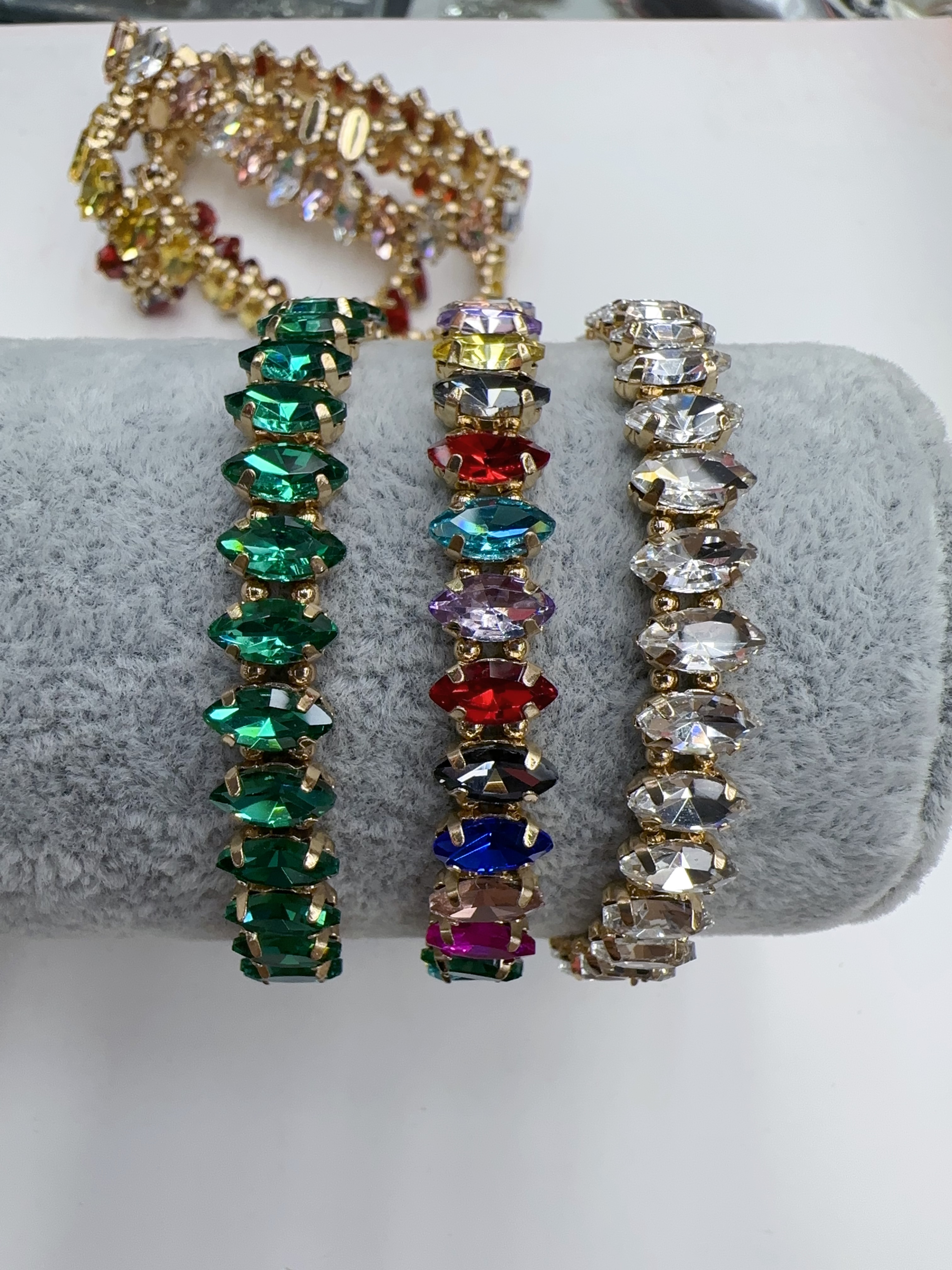 Women's full diamond colorful horse eye fashionable and individual bracelet, light luxury, versatile and high-end accessory, women's elastic bracelet detail image 3