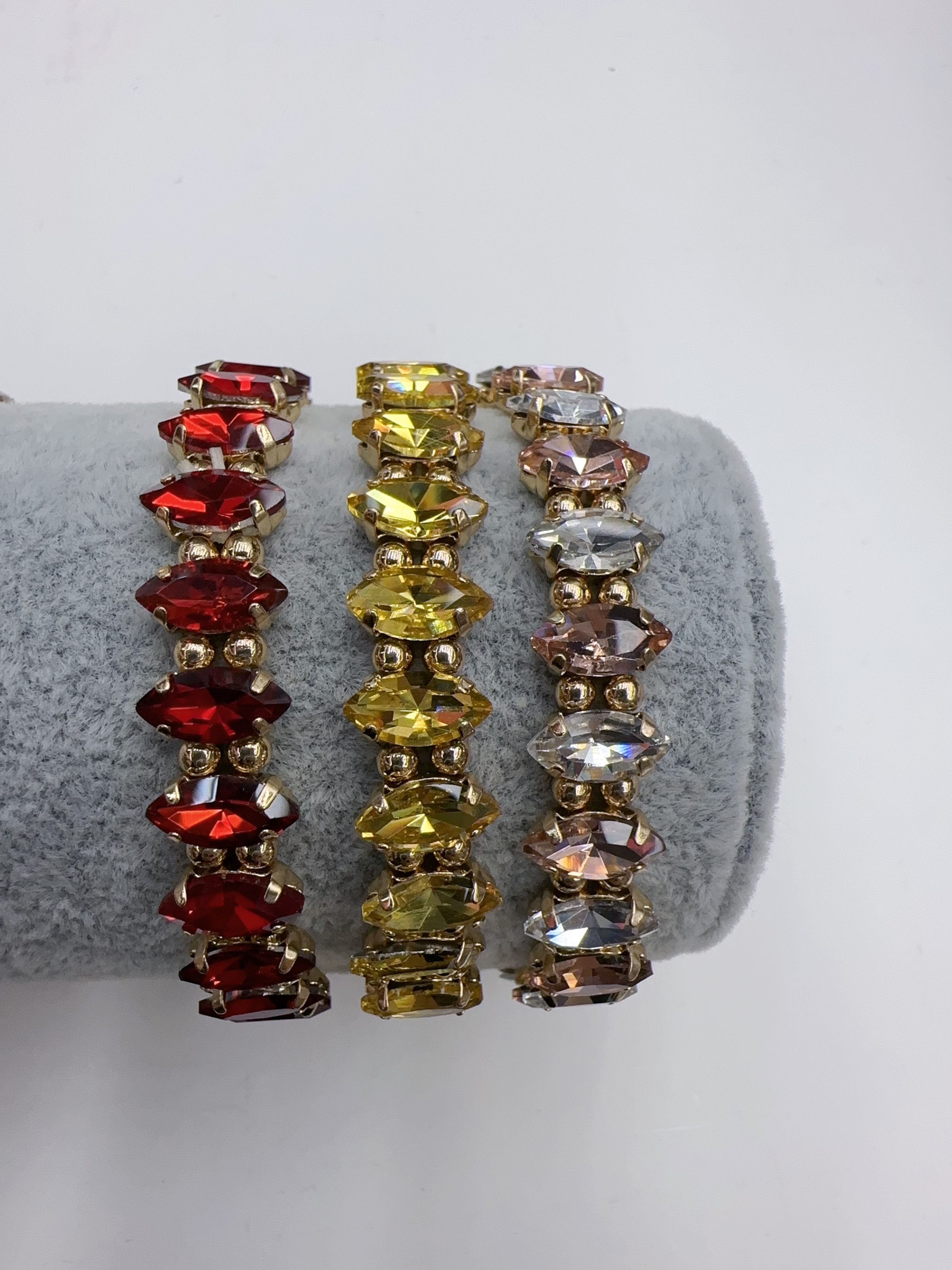 Women's full diamond colorful horse eye fashionable and individual bracelet, light luxury, versatile and high-end accessory, women's elastic bracelet details Picture