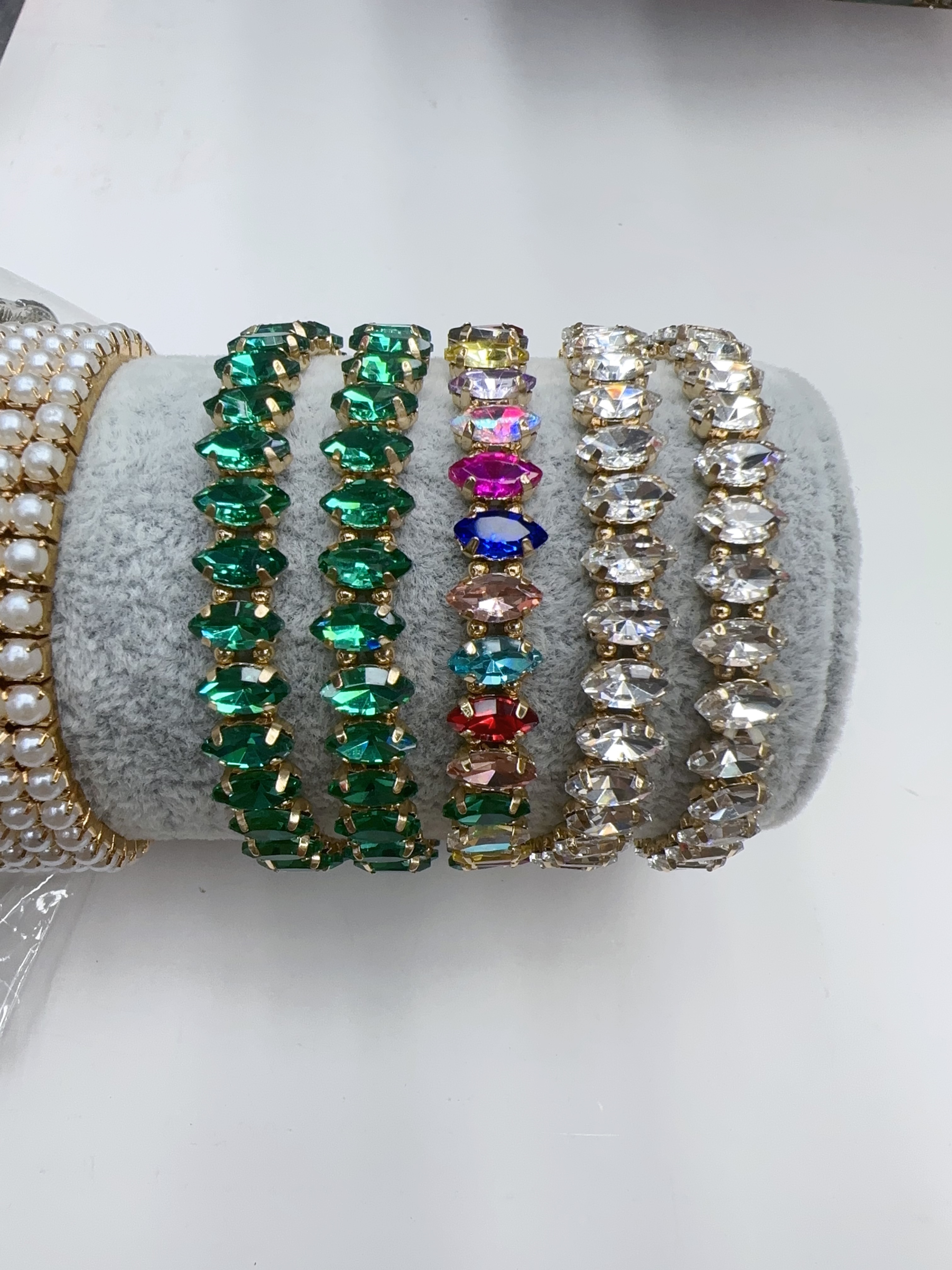Women's full diamond colorful horse eye fashionable and individual bracelet, light luxury, versatile and high-end accessory, women's elastic bracelet Application Scenario
