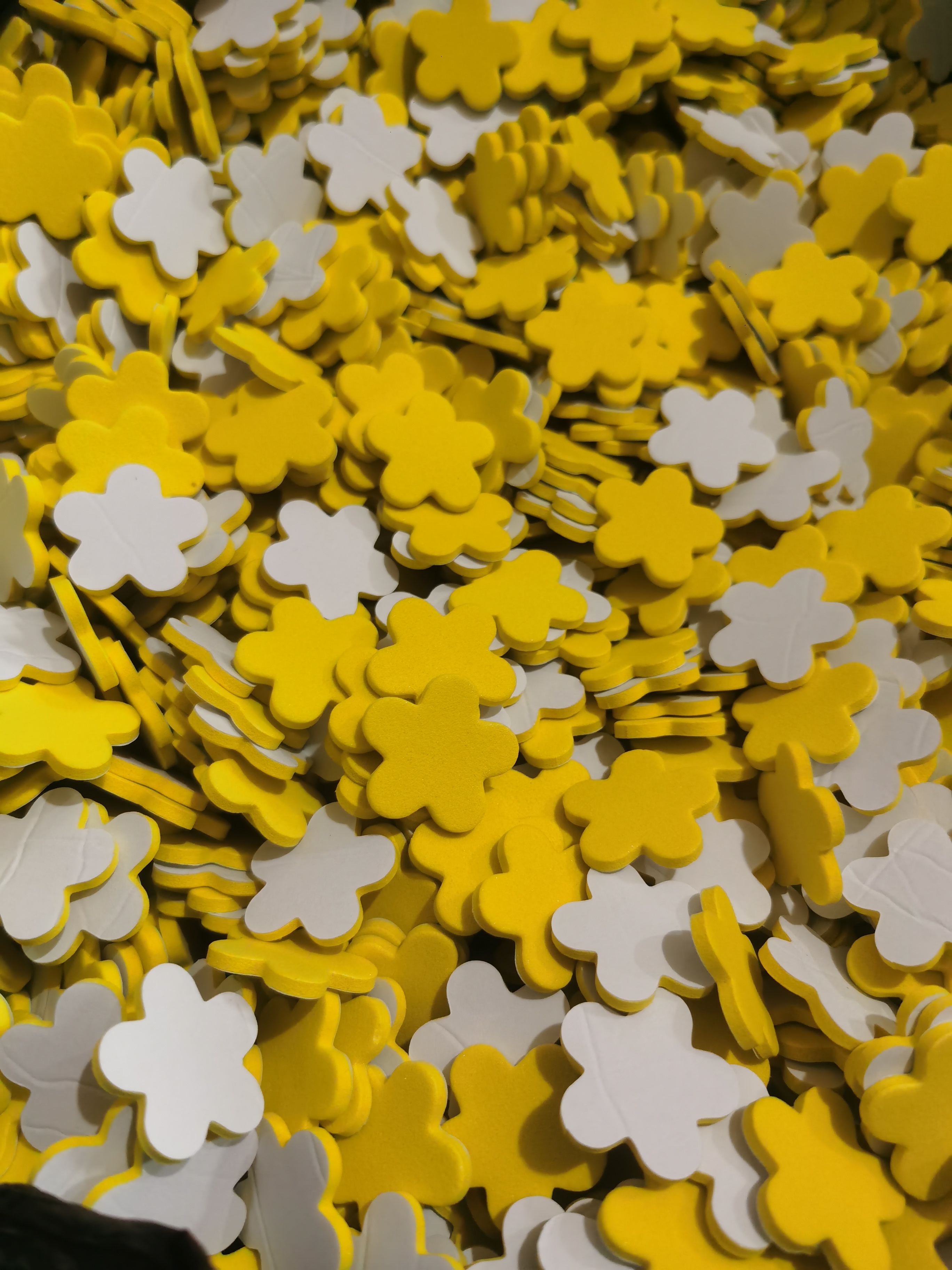 Adhesive backing for small flower patches Specification image