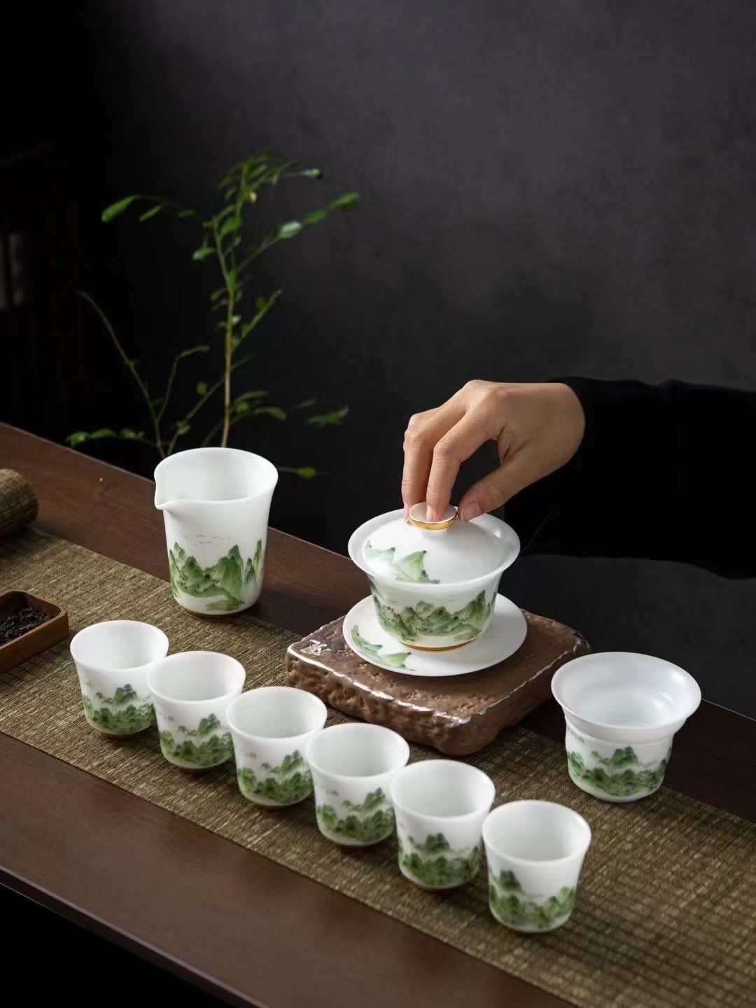 The land is so beautiful, with ice and jade porcelain tea sets for thousands of miles