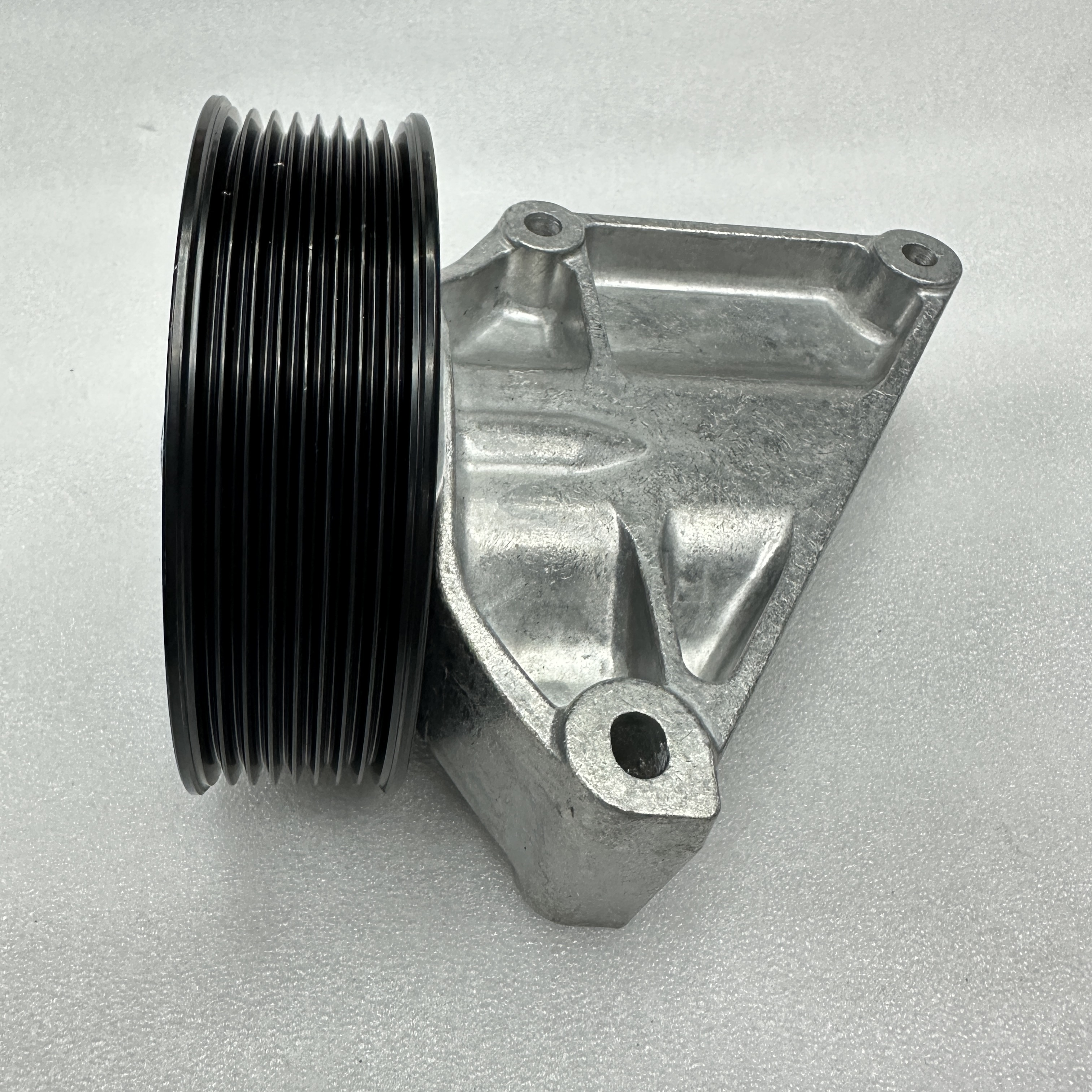 The auto parts are suitable for the JCB engine tensioner pulley pulley 320/08623 Application Scenario