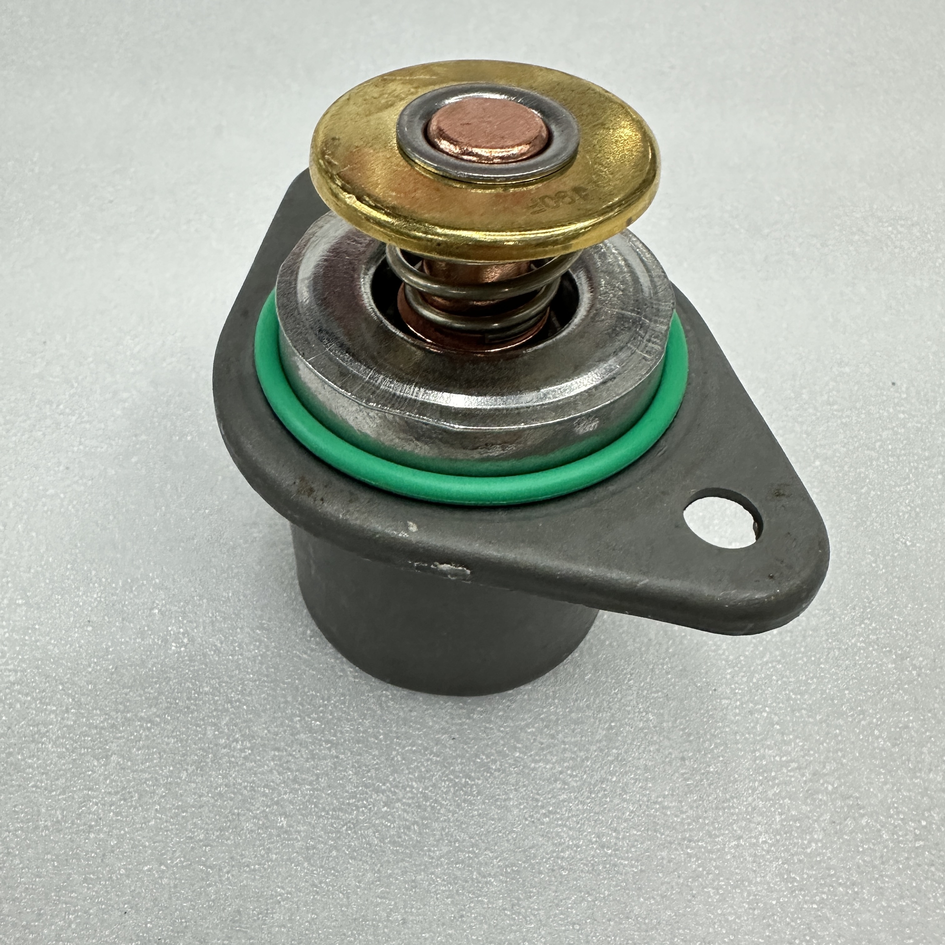 Auto parts for American truck cooling system thermostat 1830256C93