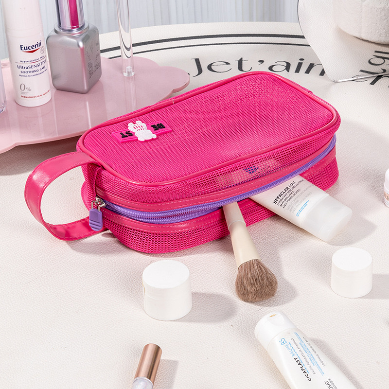 New hand-held toiletry bag, mesh portable travel skincare storage bag, beach fashion makeup bag Application Scenario