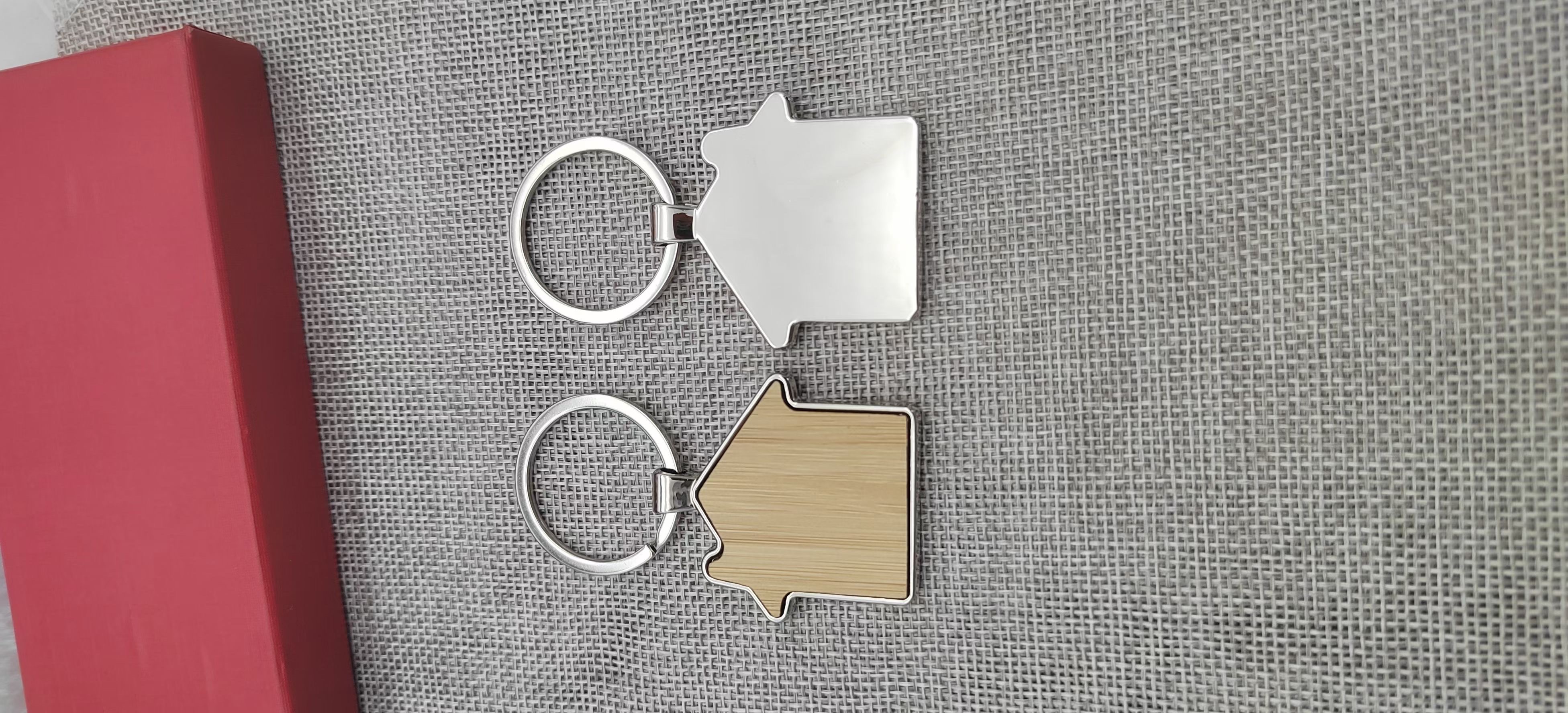 The bamboo strip advertising zinc alloy keychain can be freely replaced with logo advertising small gift keychain pendants as needed Application Scenario