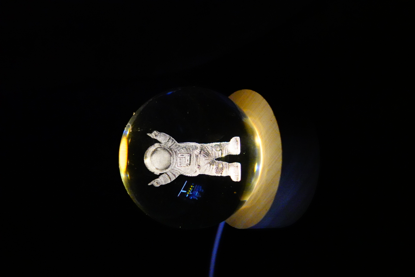 宇航员水晶球3D月球小夜灯月球小夜灯台灯床头灯图