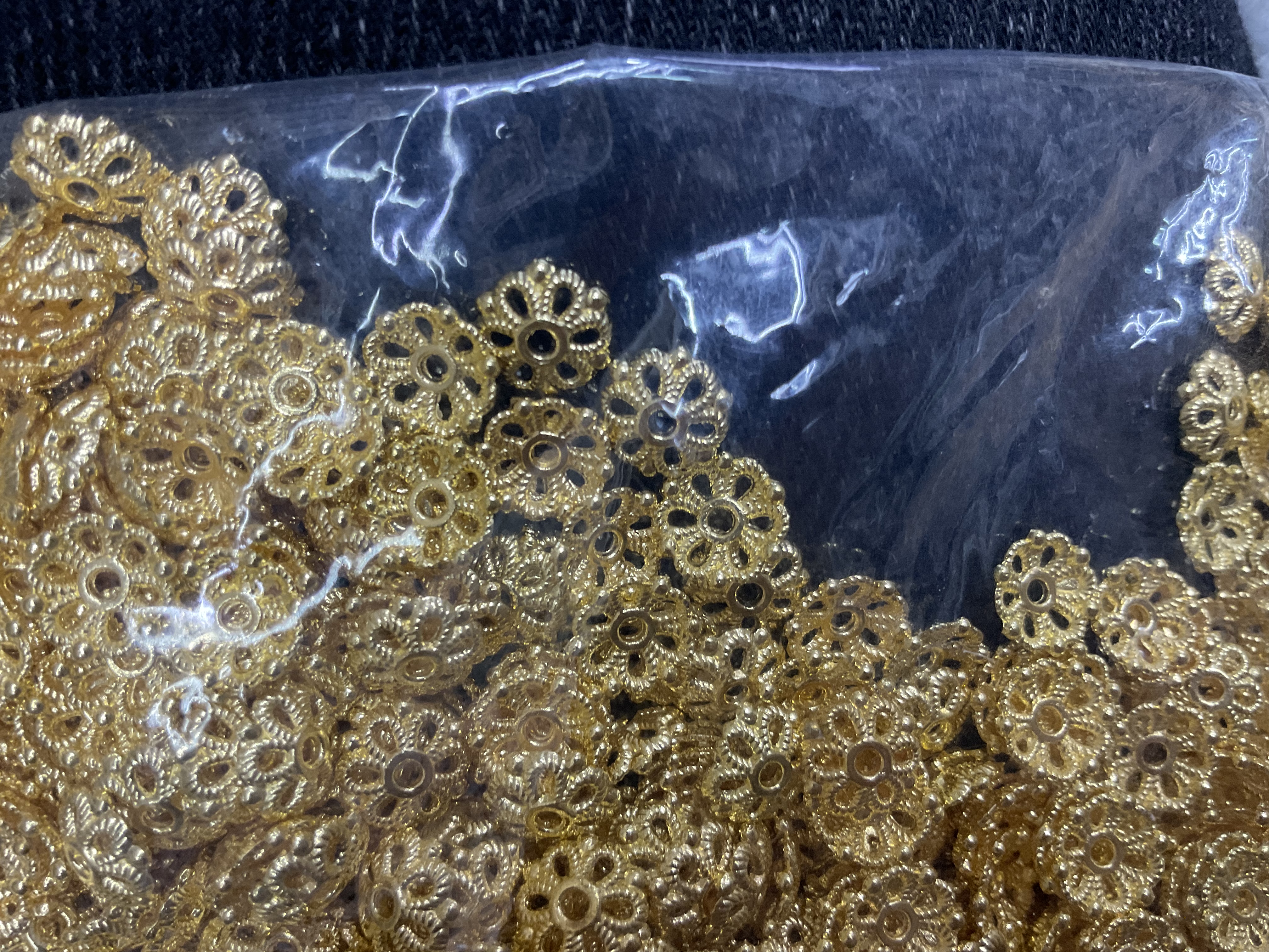 Gold-plated flower tray, spacer, bead tray, diy handcrafted material, woven beaded bracelet, necklace accessory wholesale, alloy flower tray Application Scenario