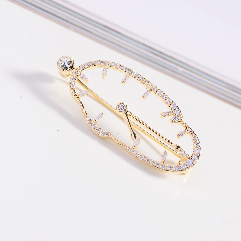 080 Elegant, fashionable, retro and fresh clock brooch, brooch badge Application Scenario