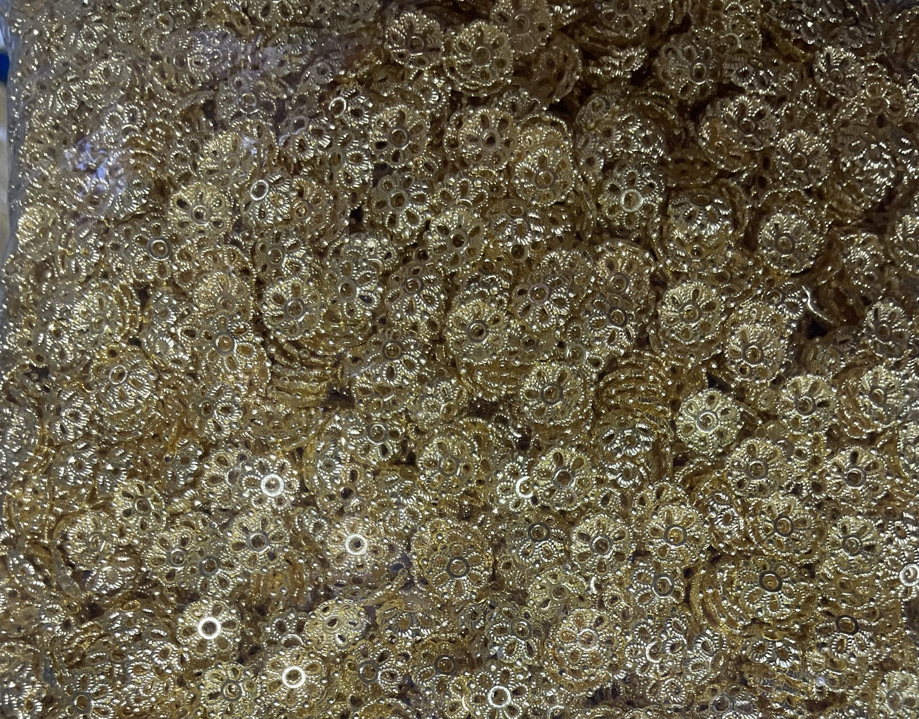 Gold-plated flower tray, spacer, bead tray, diy handcrafted material, woven beaded bracelet, necklace accessory wholesale, alloy flower tray