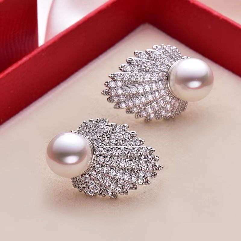 Pearl earrings with ear clips are a new, high-end, and small chanel-style ear stud accessory suitable for women with big round faces Specification image