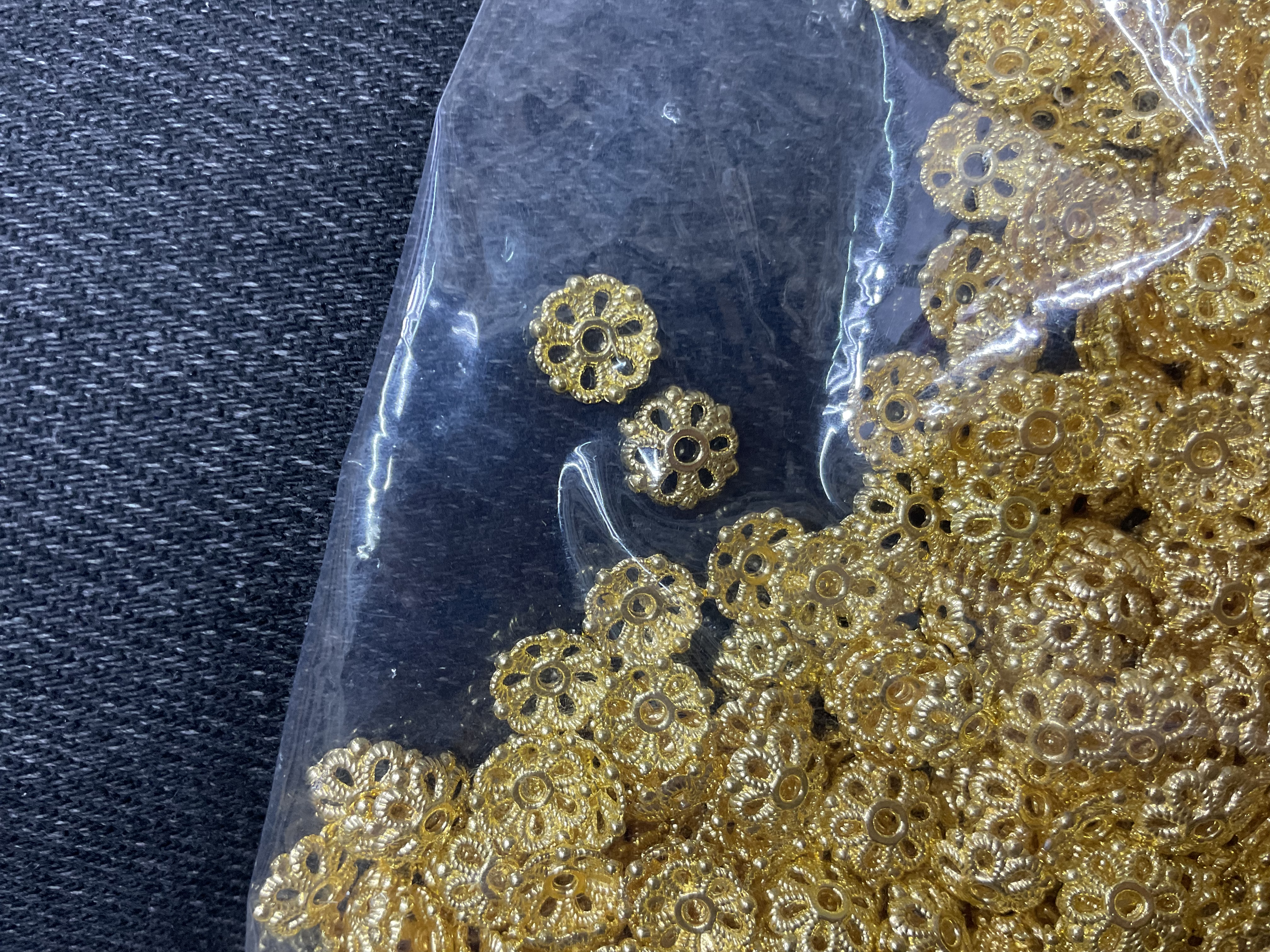 Gold-plated flower tray, spacer, bead tray, diy handcrafted material, woven beaded bracelet, necklace accessory wholesale, alloy flower tray details Picture