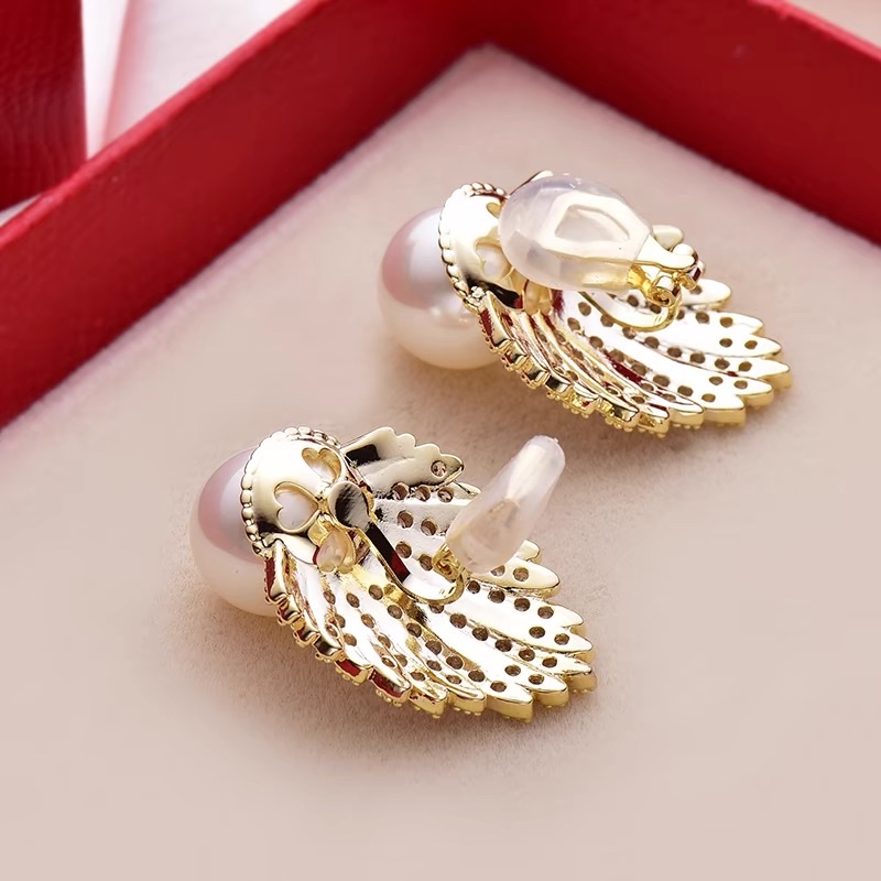 Pearl earrings with ear clips are a new, high-end, and small chanel-style ear stud accessory suitable for women with big round faces detail image 2
