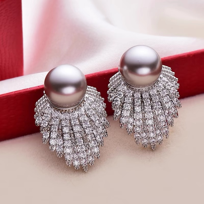 Pearl earrings with ear clips are a new, high-end, and small chanel-style ear stud accessory suitable for women with big round faces details Picture