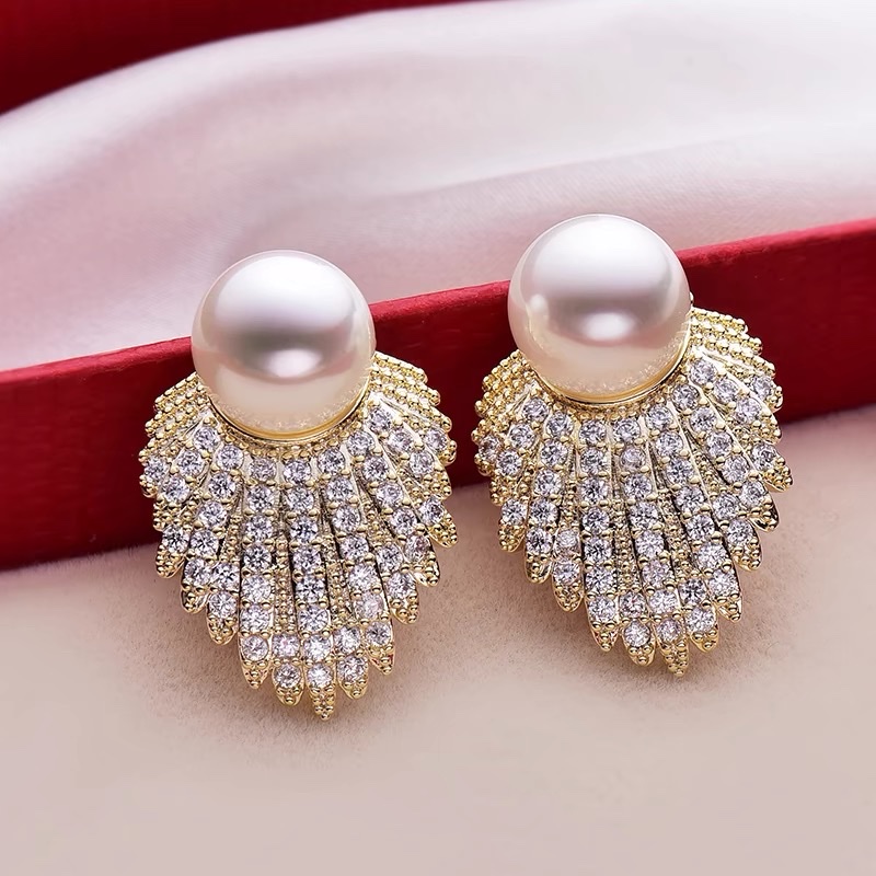 Pearl earrings with ear clips are a new, high-end, and small chanel-style ear stud accessory suitable for women with big round faces detail image 6