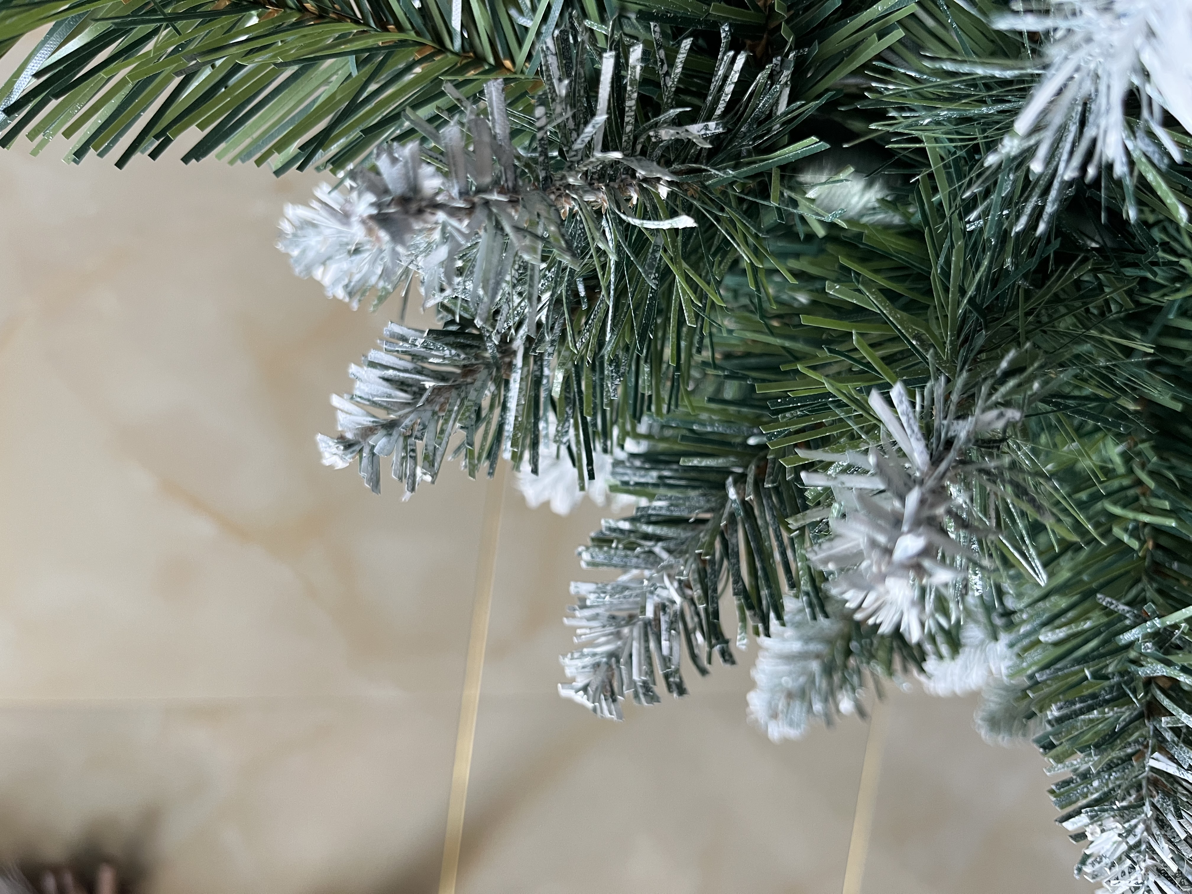 A brand-new 1.5-meter white-pointed PVC Christmas tree, an encrypted luxurious snow-covered Christmas tree details Picture