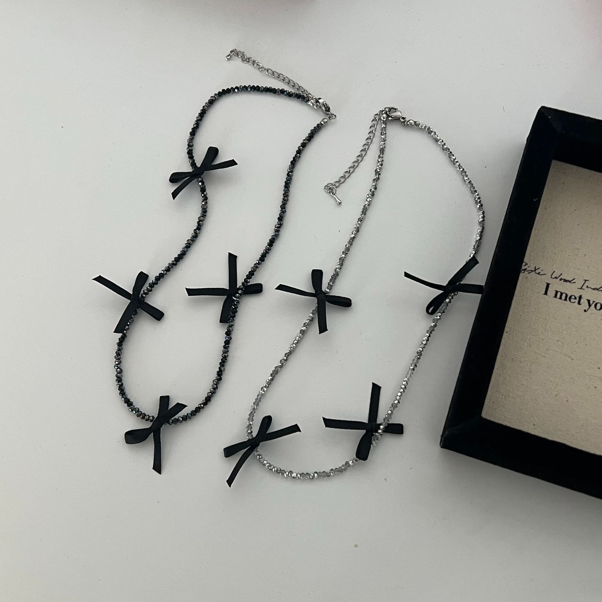 Crystal necklaces for women, sweet and cool accessories, bow pendants, short necklaces wholesale selection, fashionable and trendy jewelry accessories