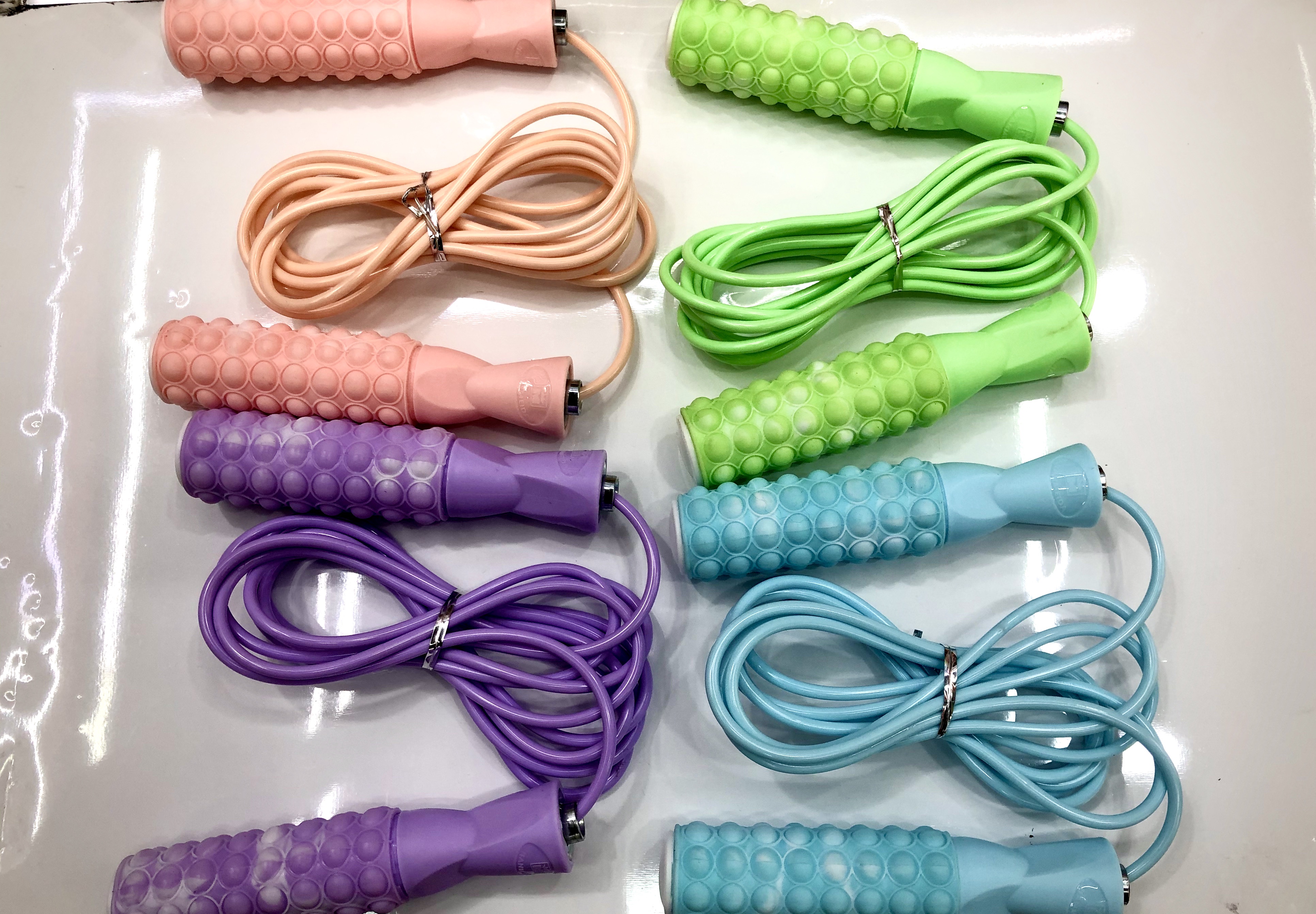 跳绳是一项运动 、花样很多．一学就会。