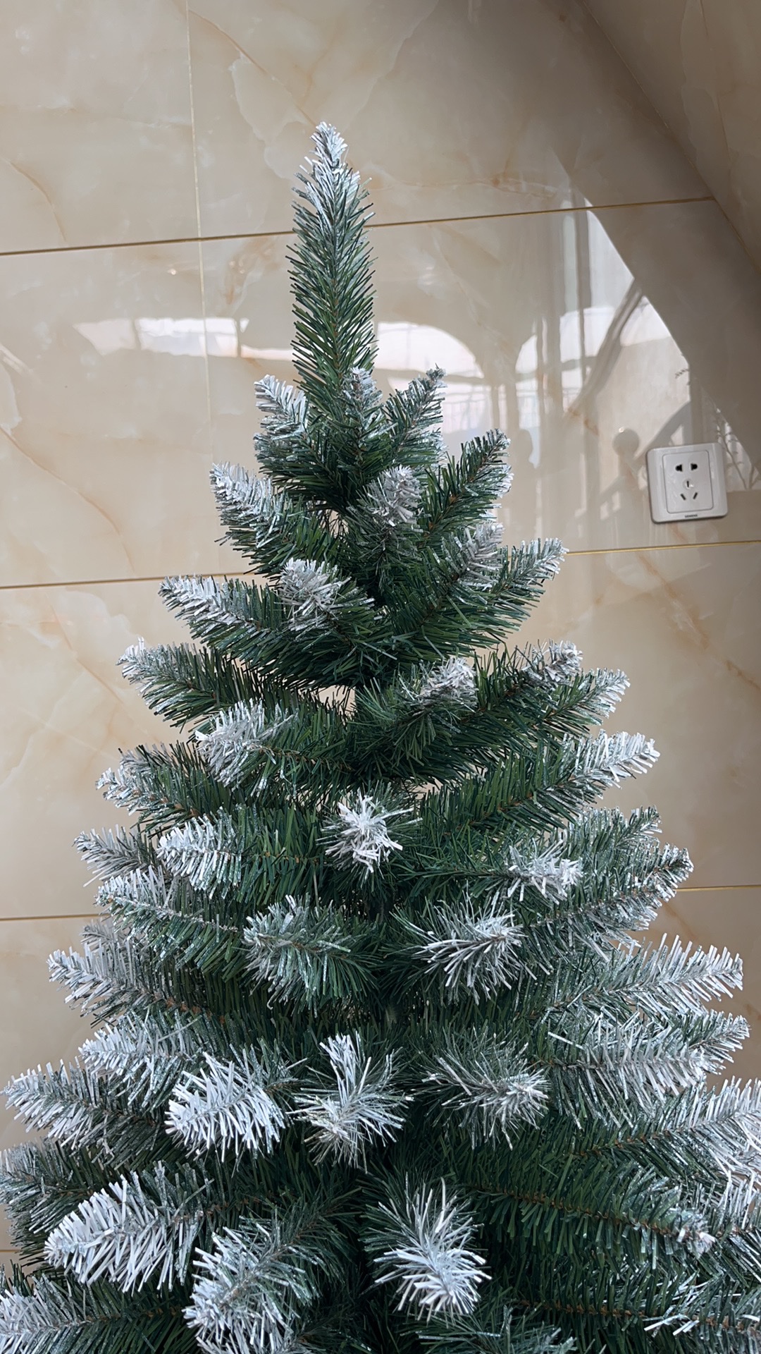 A brand-new 1.5-meter white-pointed PVC Christmas tree, an encrypted luxurious snow-covered Christmas tree Application Scenario