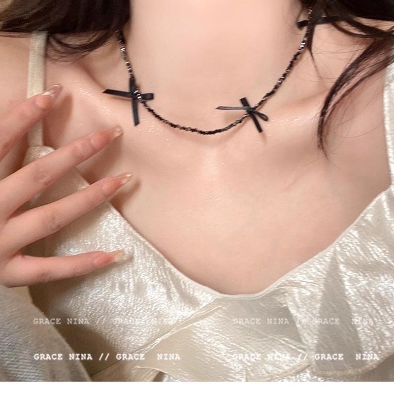 Crystal necklaces for women, sweet and cool accessories, bow pendants, short necklaces wholesale selection, fashionable and trendy jewelry accessories Application Scenario