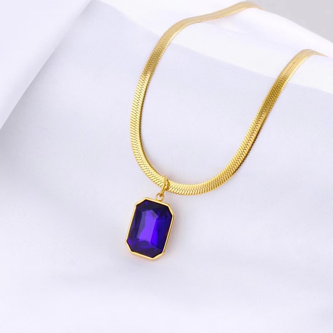 Senluo titanium steel 18K real gold colored gemstone pendant necklace, women's colorless red, green and sapphire necklace Application Scenario