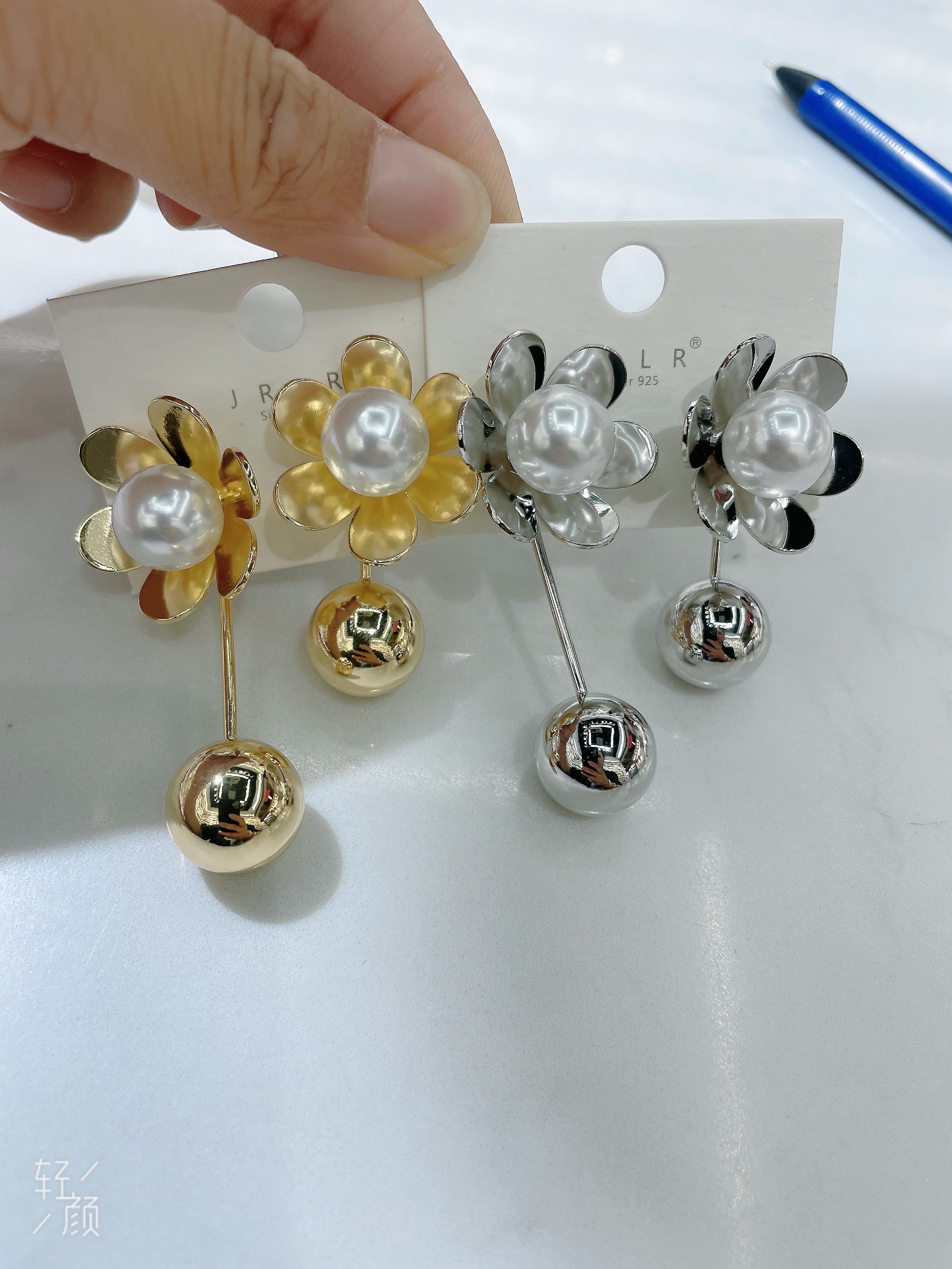 Today's stylish Korean-style earrings with asymmetrical pearls and metal structure, versatile earrings, pearl earrings, pearl earrings