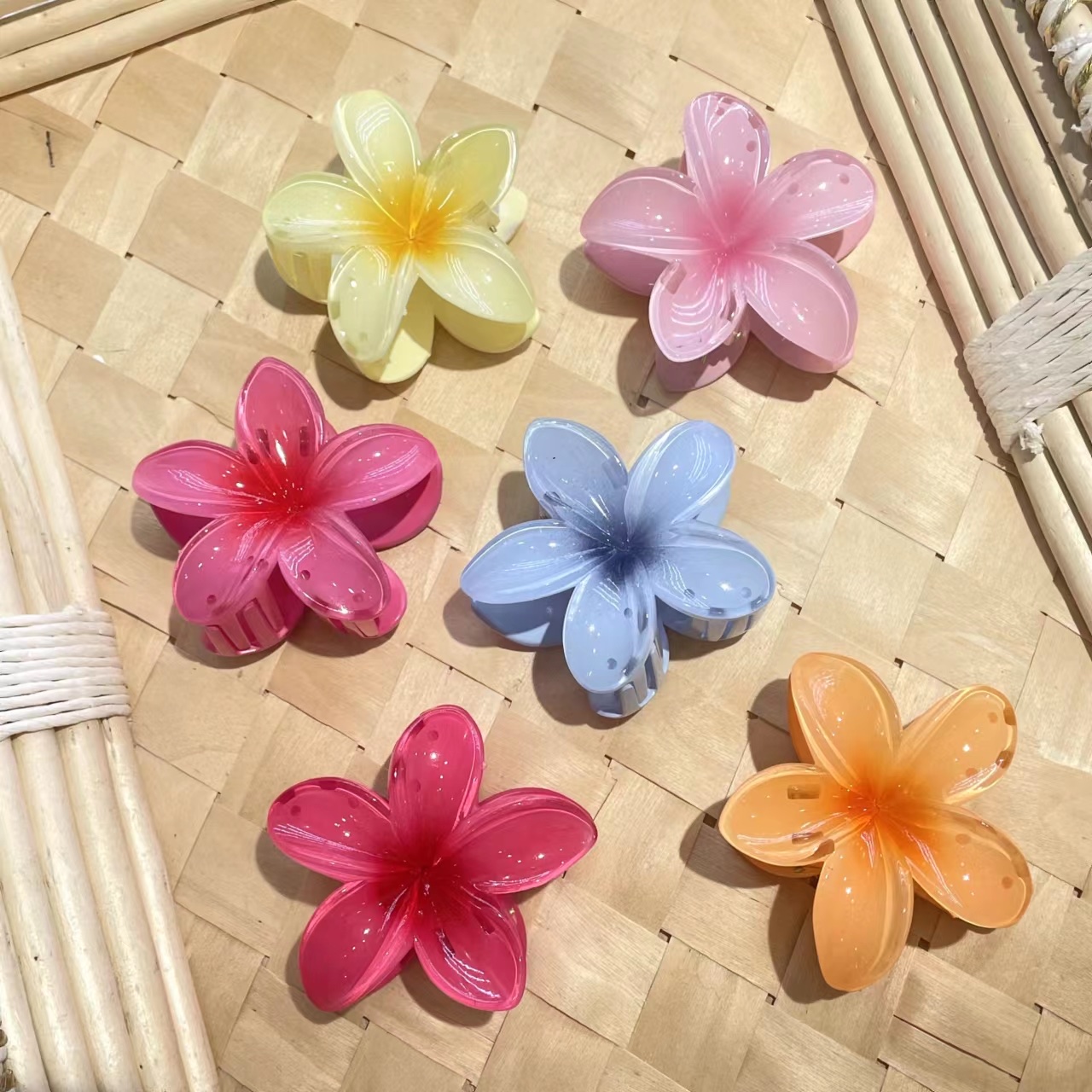 The popular egg-flower hair accessory and hairpin exude a sense of sophistication for women. It features a large back of the head, a shark clip, a versatile ponytail bun, a hair clamp, a hair accessory and hairpin Application Scenario