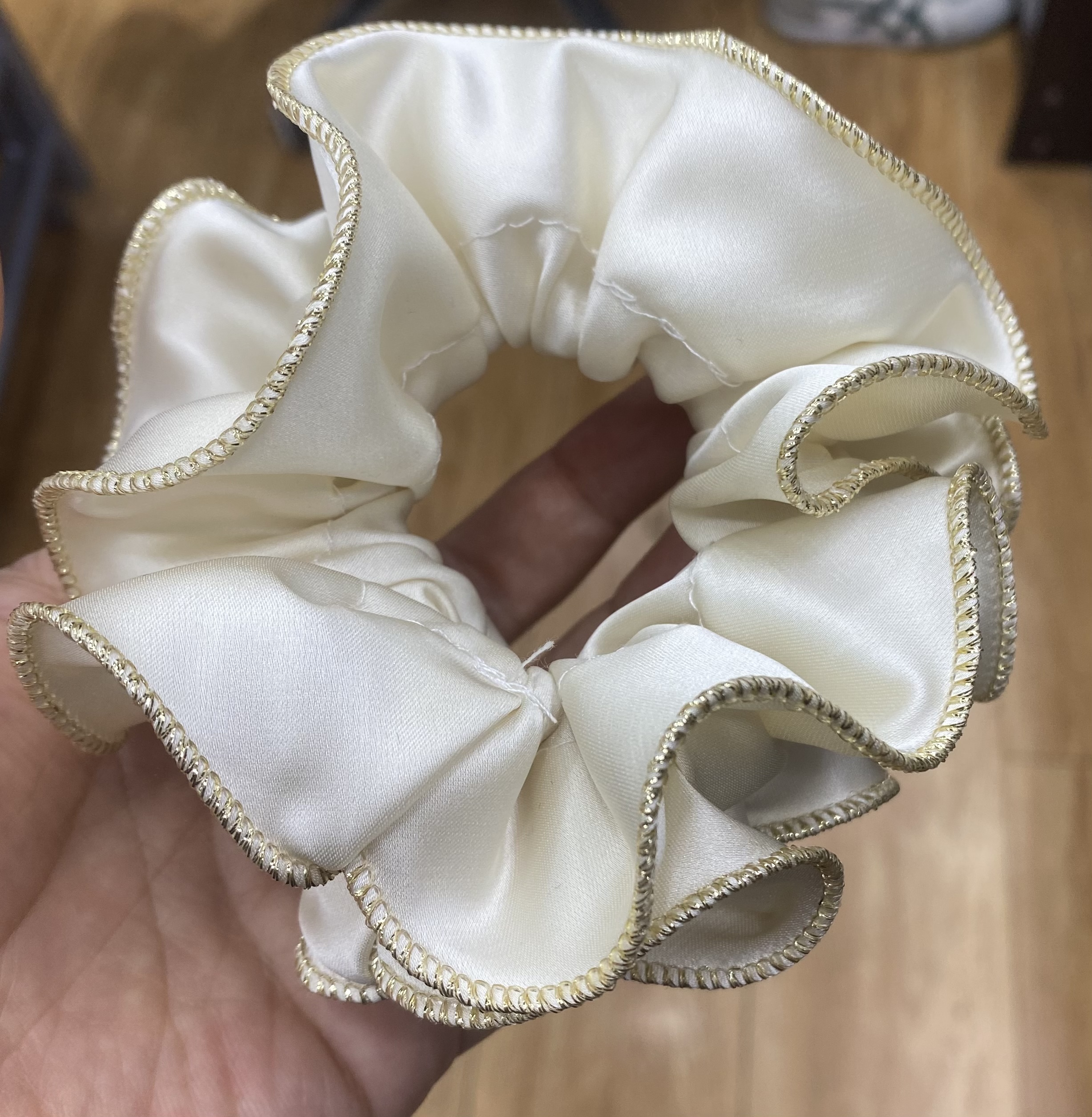 The Latest High-End, Fashionable And Trendy Double-Sided Baked Gold Edge Headwear, A Must-Have For Summer. Flower Headwear, Flower Headwear details Picture