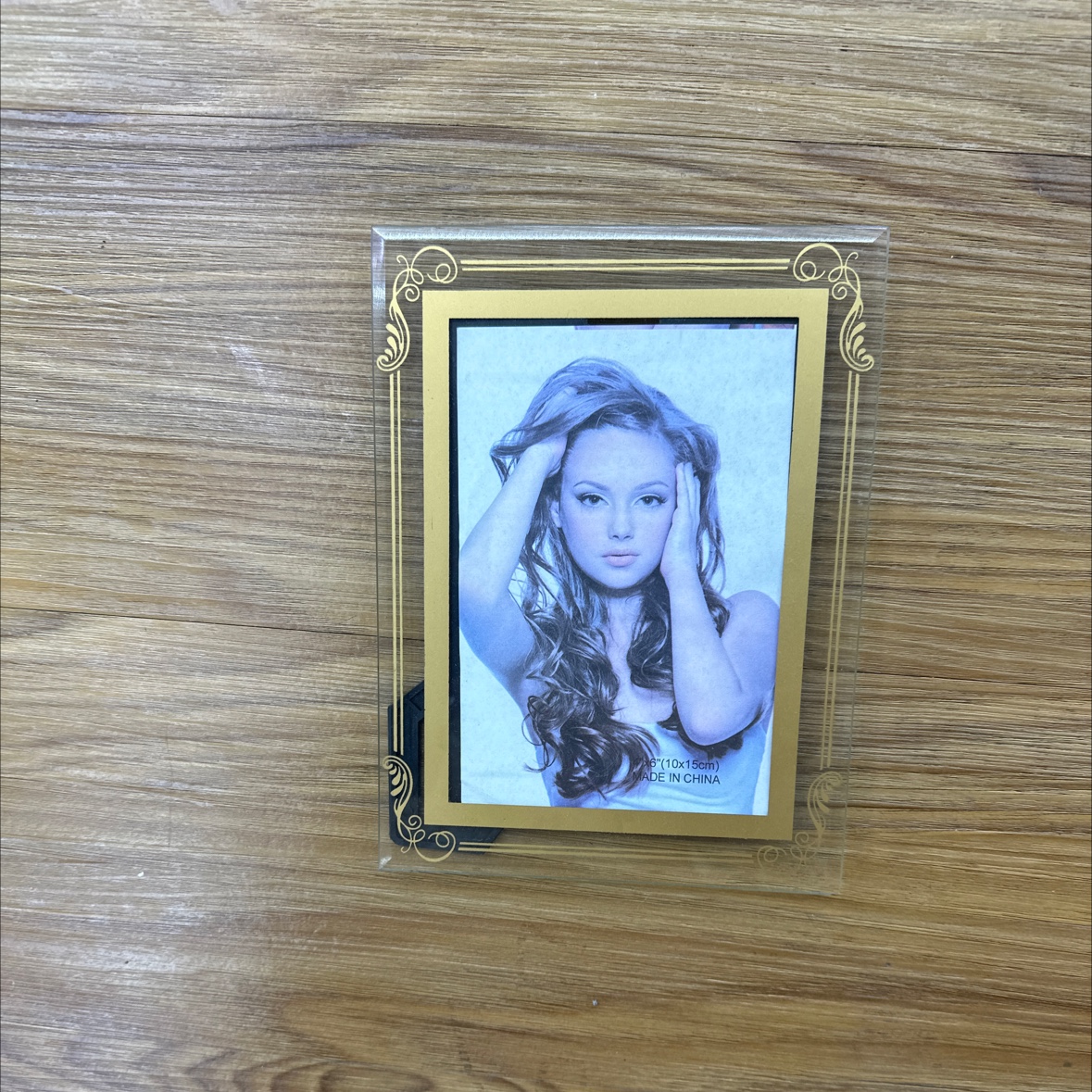 Take photos at scenic spots with a glass photo frame in European and American style and give gifts