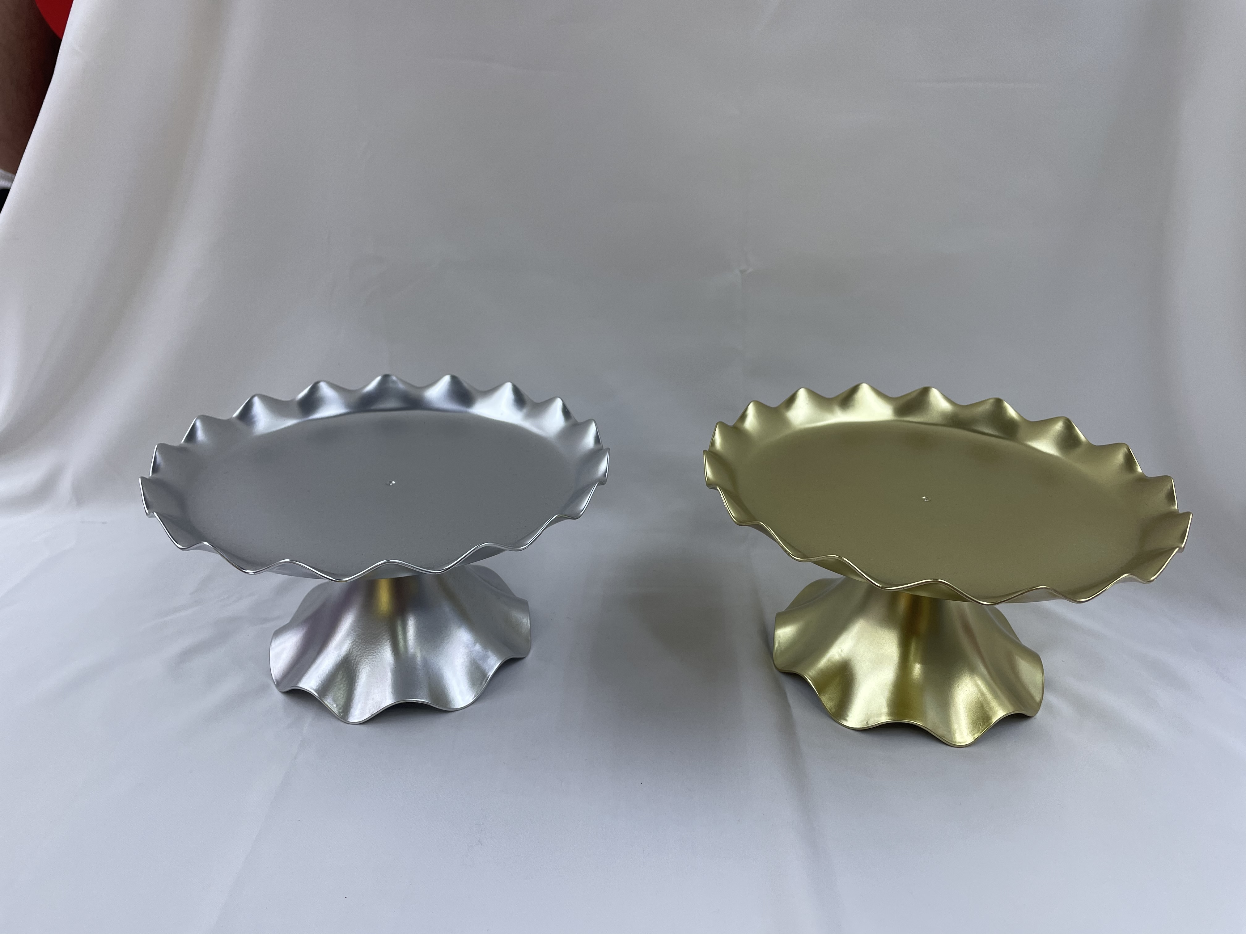 塑料糕点盘子，cupcake stand。金、银色