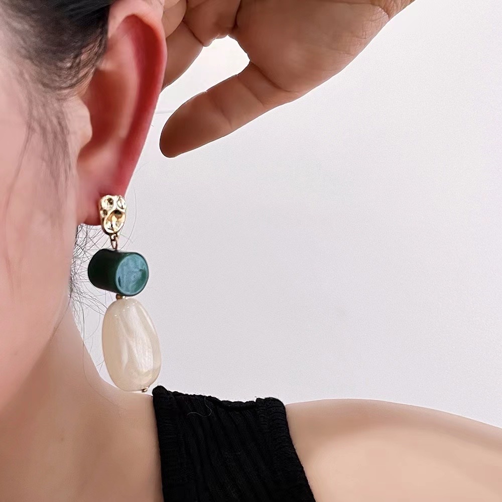 Pearl earrings, high-end Korean-style earrings, simple and fashionable earrings, gifts, exquisite earrings, stardew accessories 1 Application Scenario