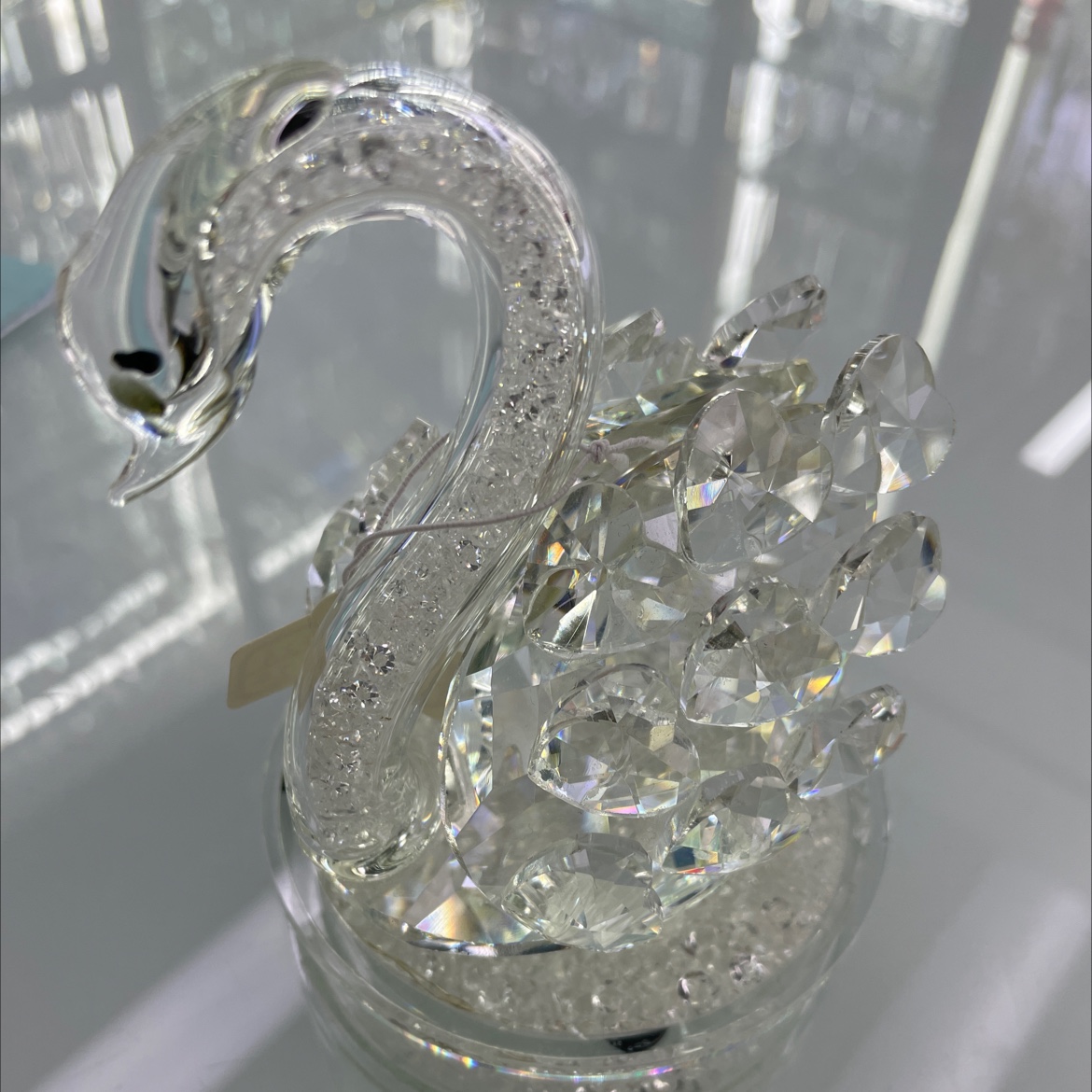 The exquisite glass handicraft swan figurine will light up with a lamp. The swan wings are in the shape of hearts, which are beautiful, fashionable and attractive