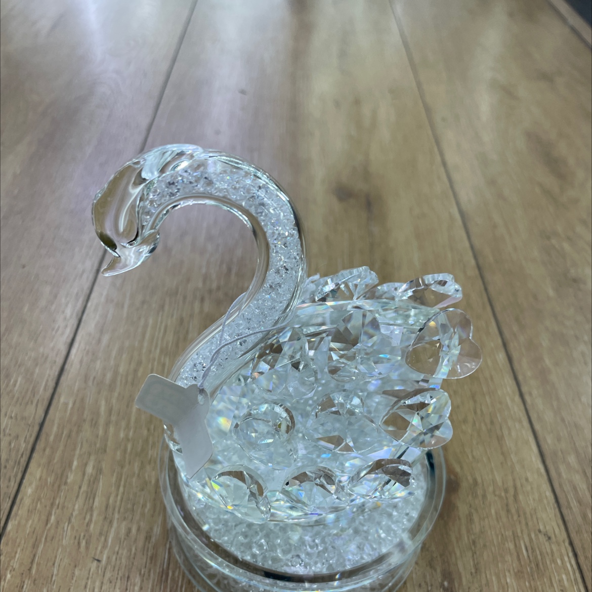 The glass handicraft swan figurine has a base and a light that will light up. The goose's neck has broken diamonds and the base has broken bricks, which is exquisite, fashionable and beautiful