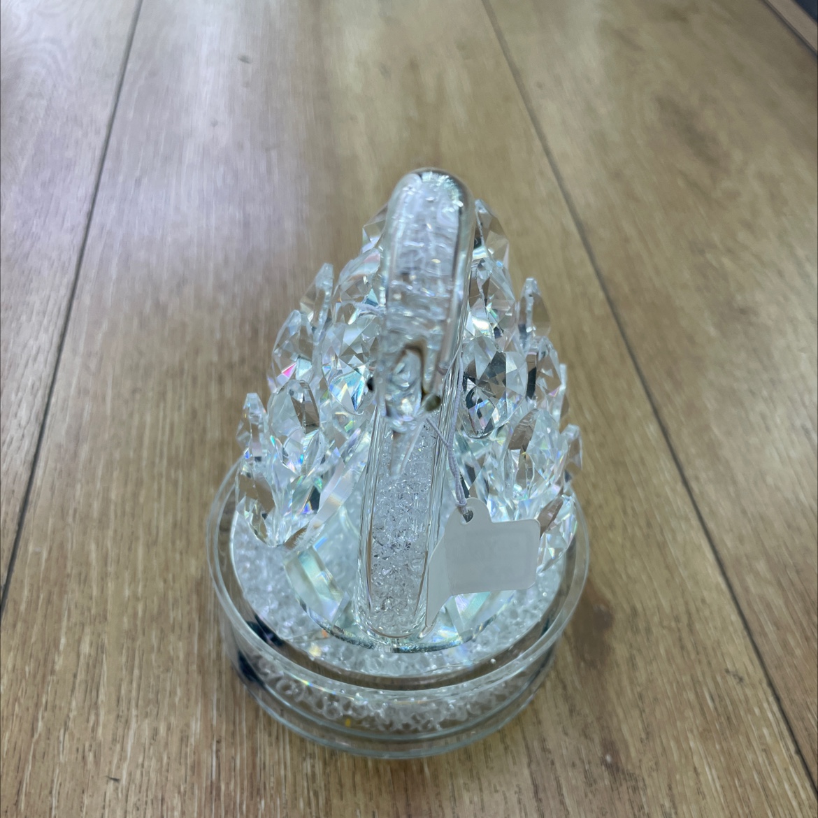 The glass handicraft swan figurine has a base and a light that will light up. The goose's neck has broken diamonds and the base has broken bricks, which is exquisite, fashionable and beautiful details Picture
